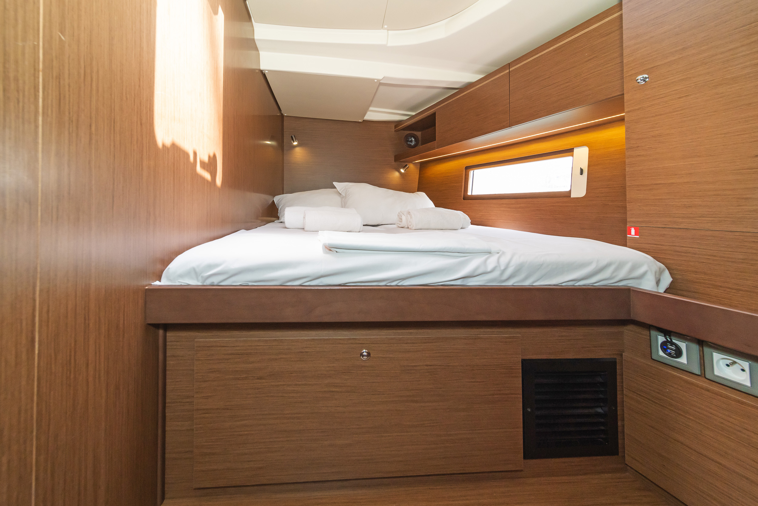 Oceanis 51.1 (5+1 cab) & GEN — photo 14