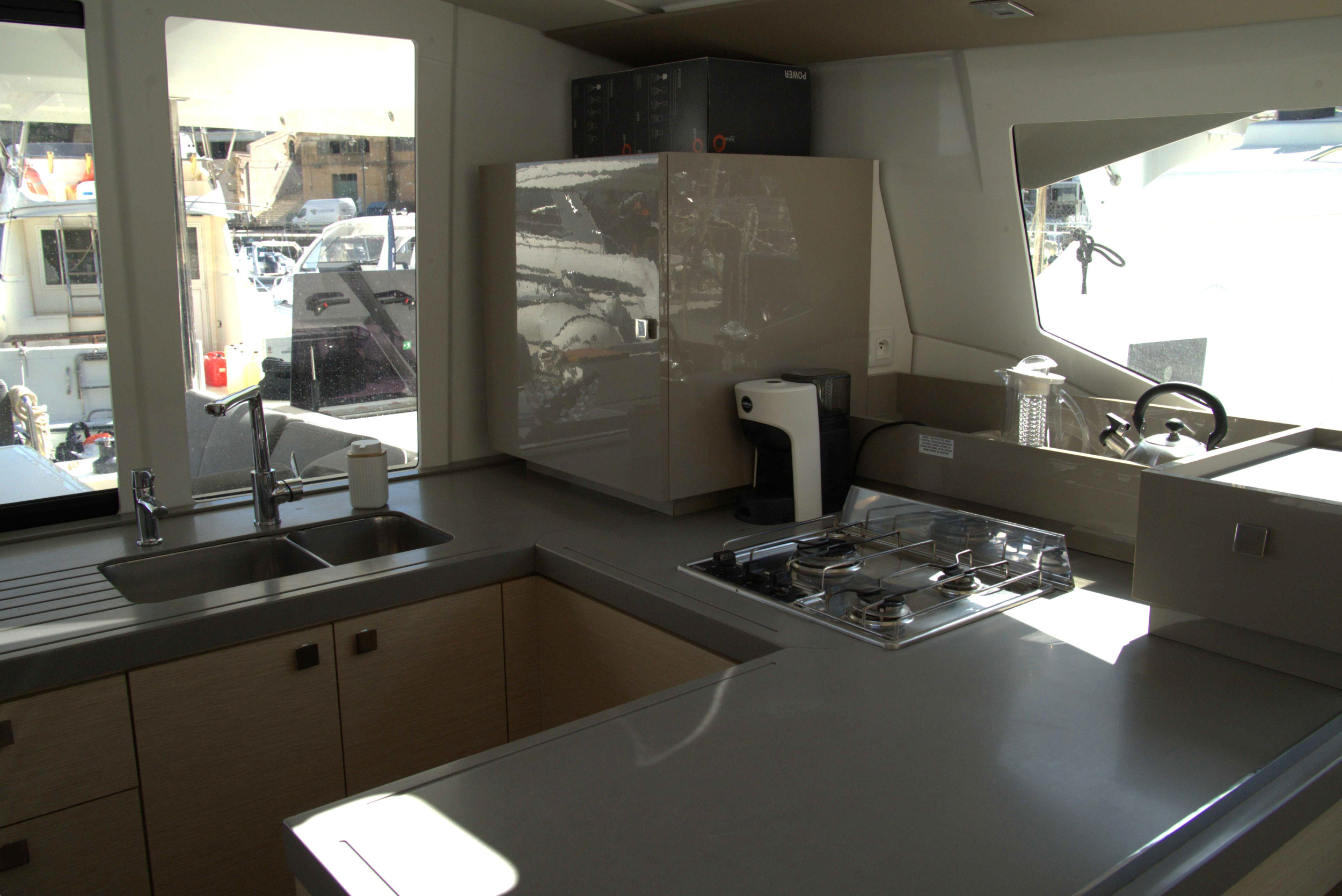 Fountaine Pajot Astréa 42 (Wm-Ac in dinette-Gen-Sol.Pan) — photo 19