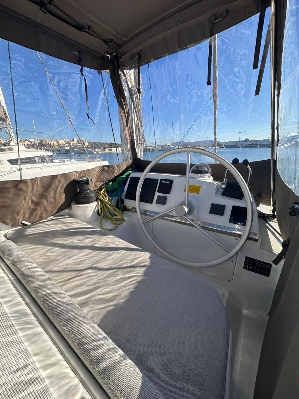Bali 4.2 Open Space (High School) Flybridge  bimini closed  - 19