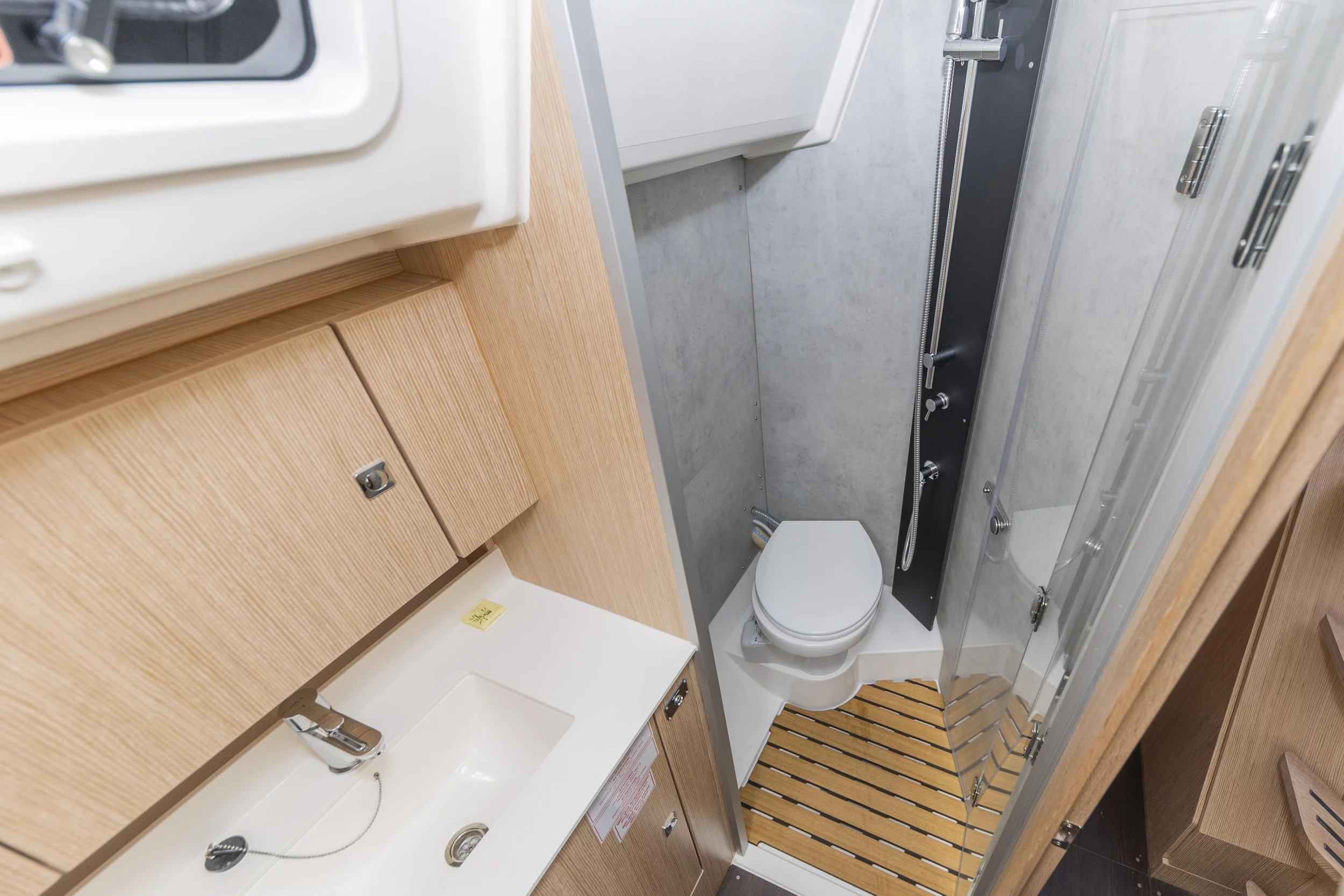 Bavaria C42 (Maraschino)  - 16
