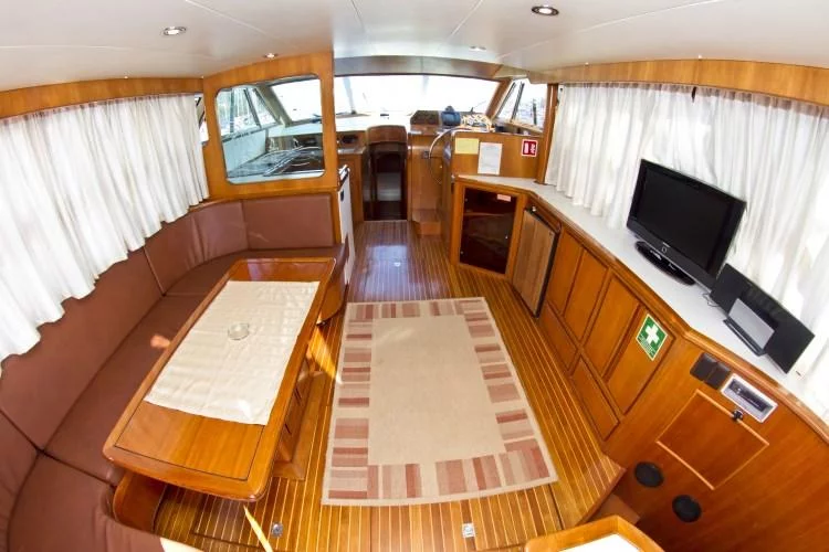 Yaretti 1910 (Royal) Interior image - 12