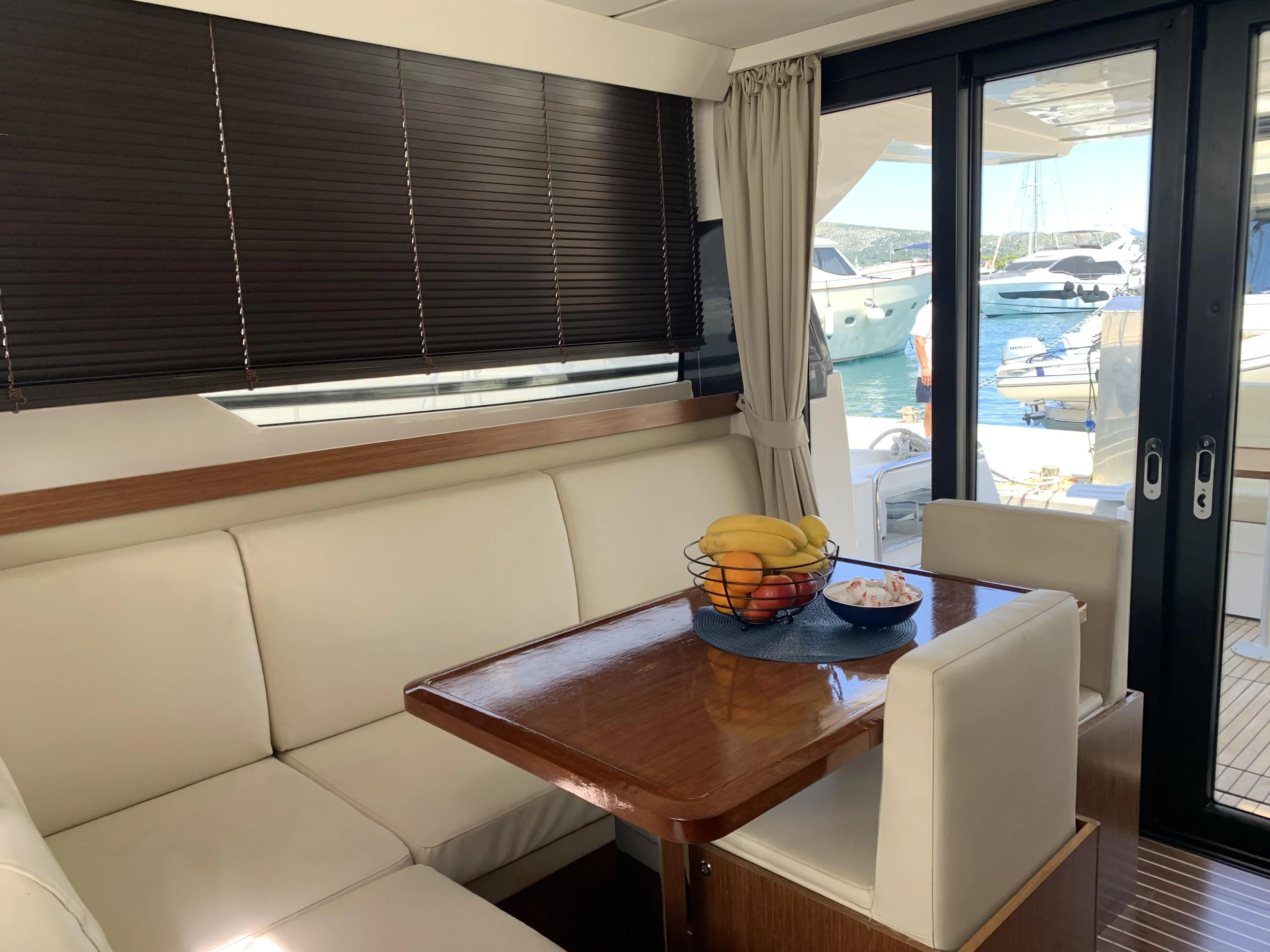 Bavaria Virtess 420 Fly (Sunrise) Interior image - 15