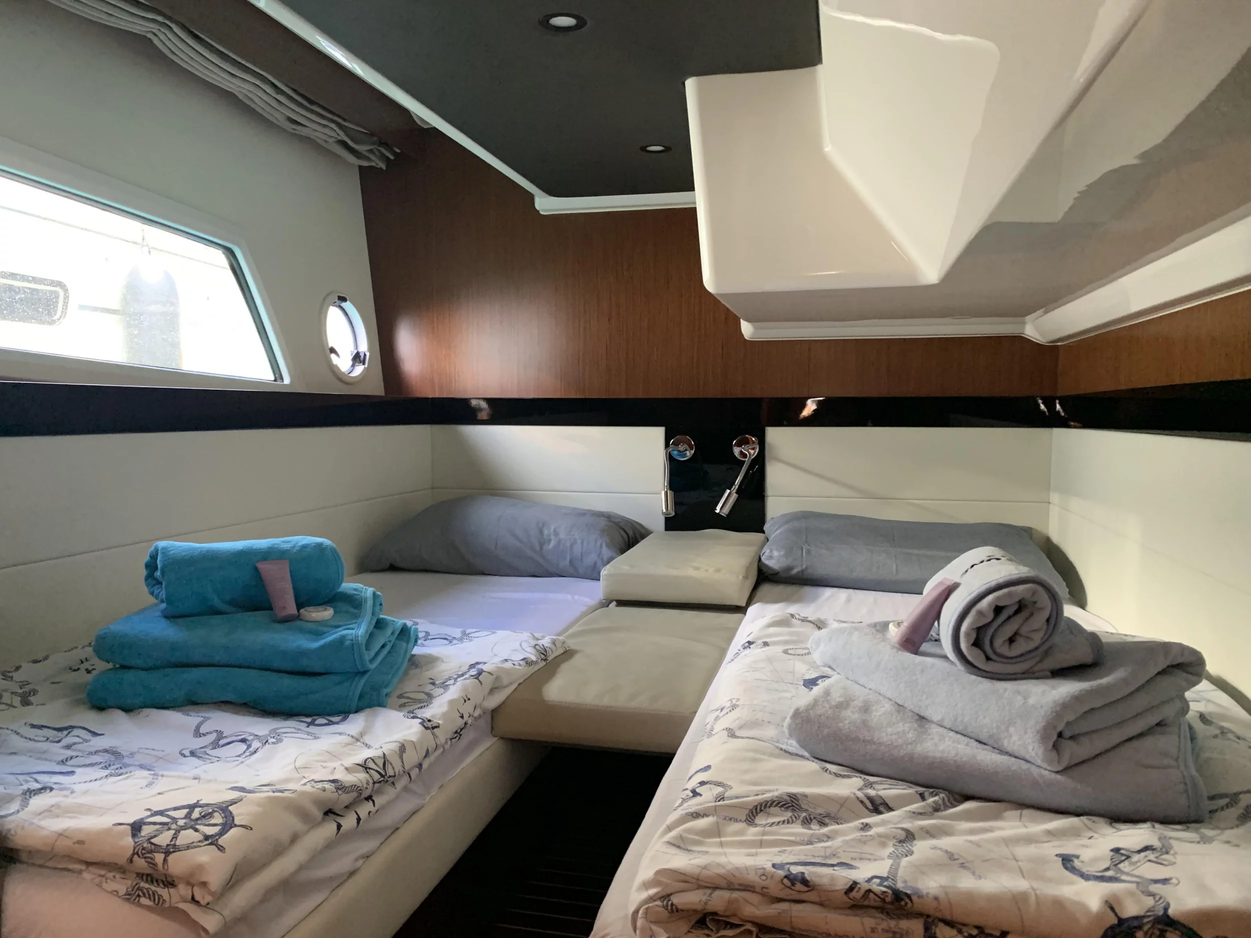 Bavaria Virtess 420 Fly (Sunrise) small cabin-left - 17