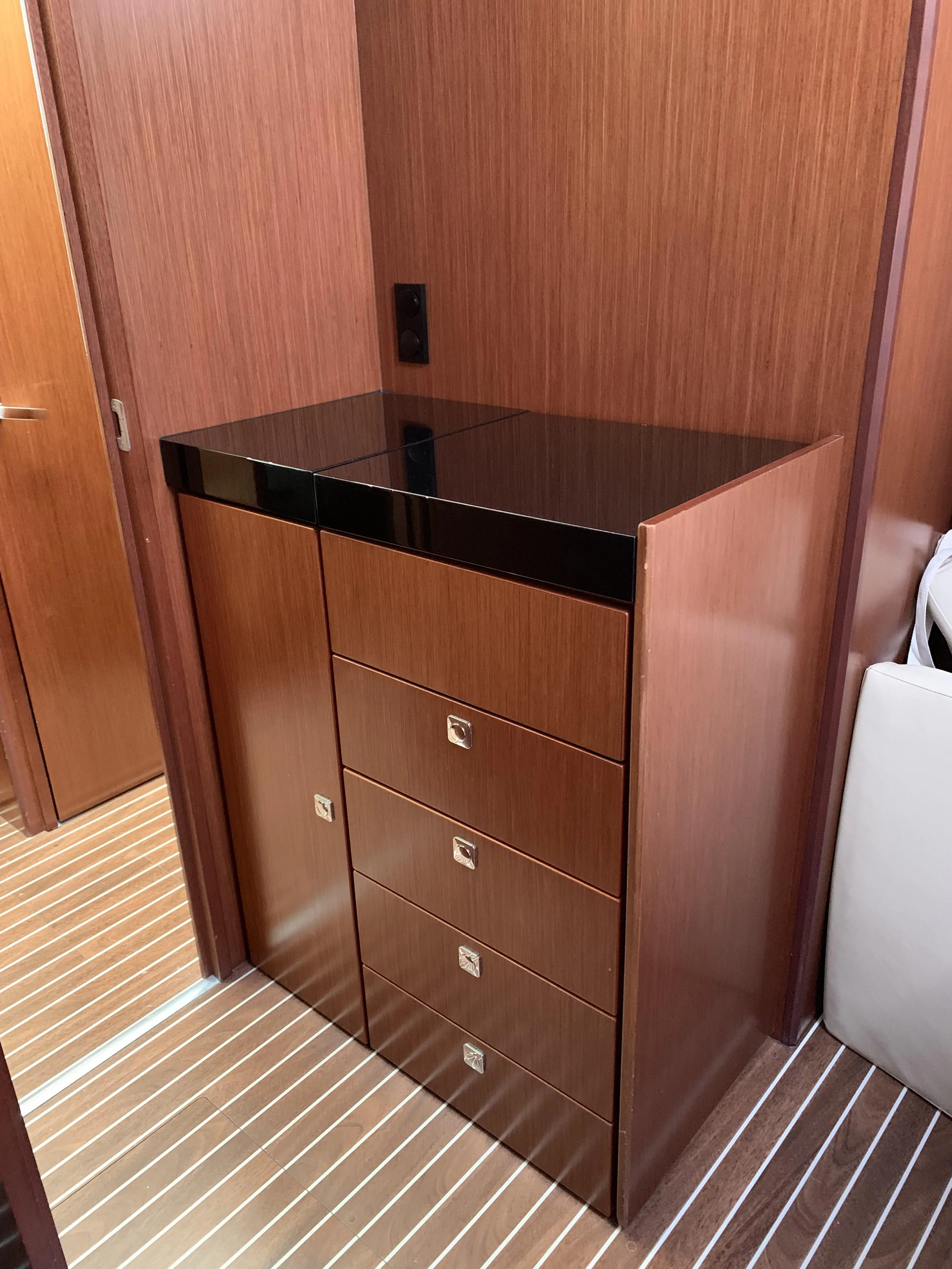 Bavaria Virtess 420 Fly (Sunrise) closet main cabin - 29