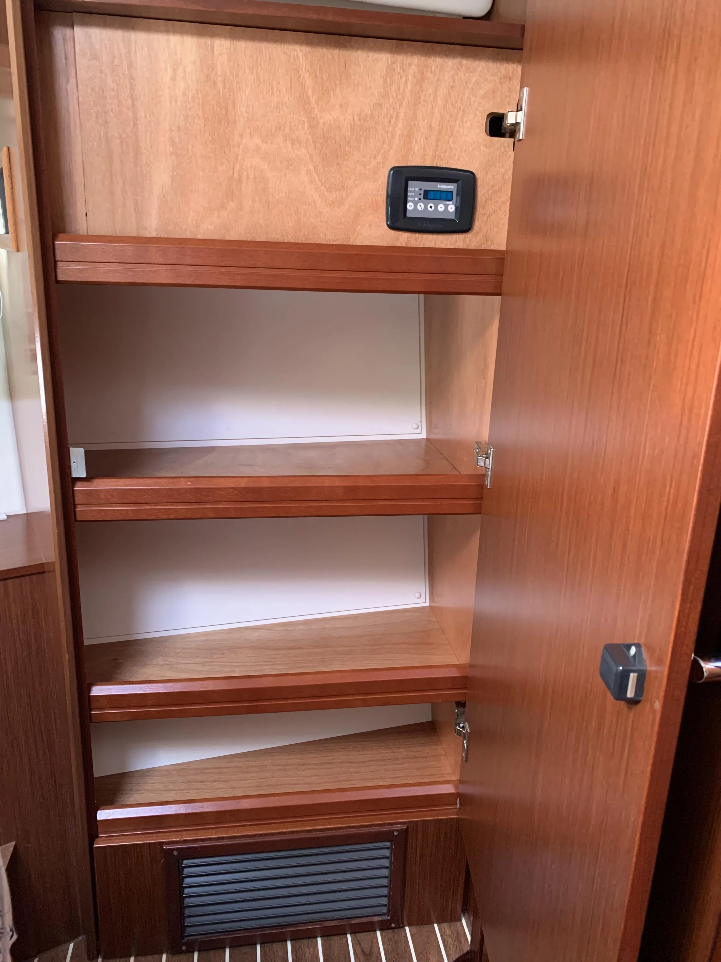 Bavaria Virtess 420 Fly (Sunrise) closet - 33