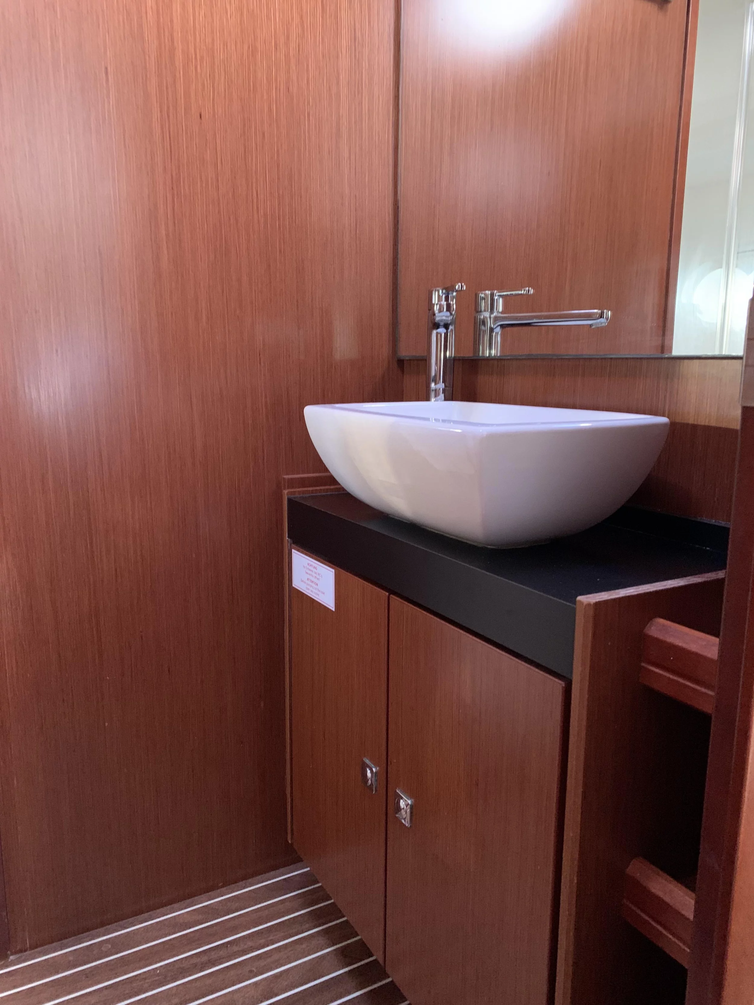 Bavaria Virtess 420 Fly (Sunrise) toilette - 25