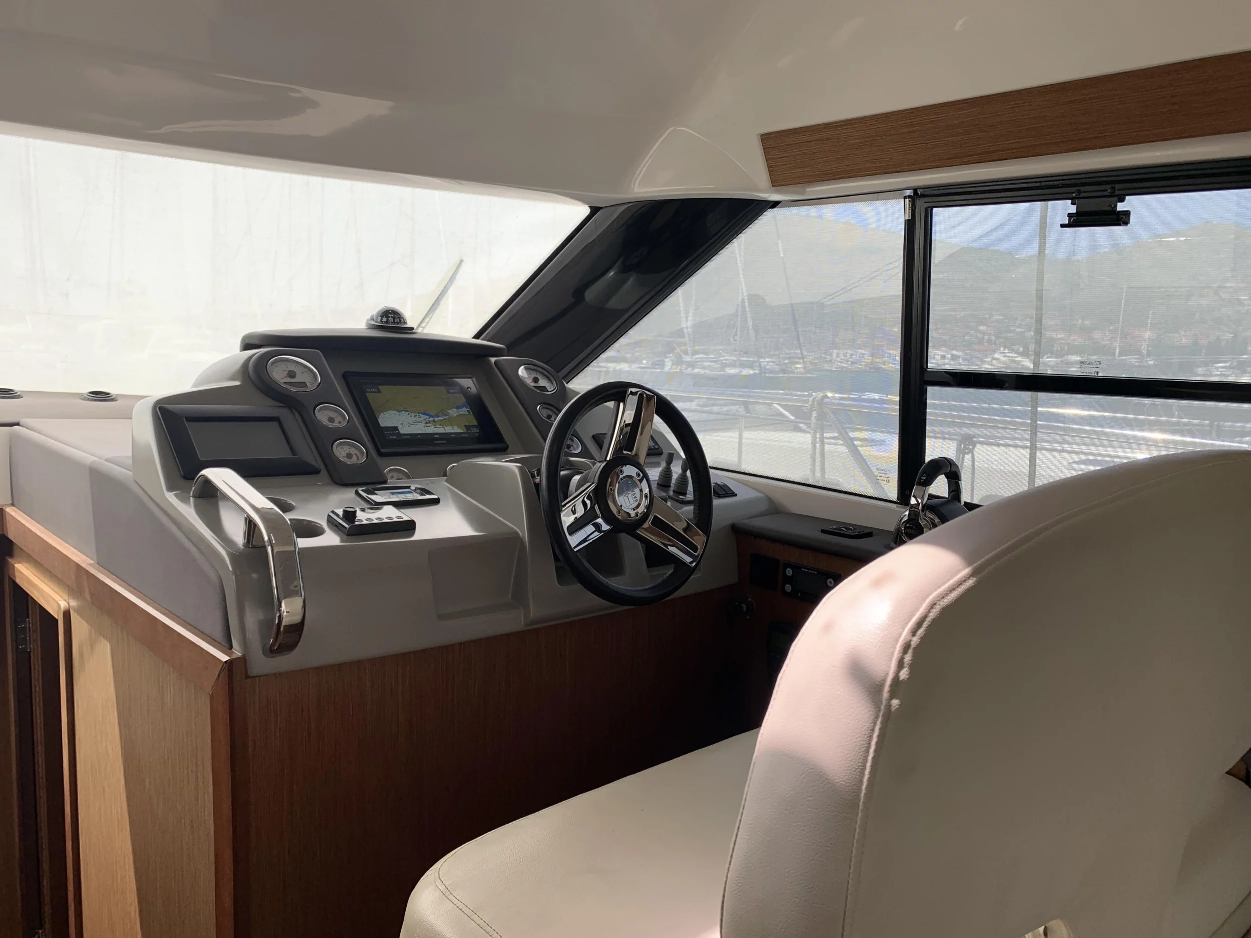 Bavaria Virtess 420 Fly (Sunrise) skipper seat - 41