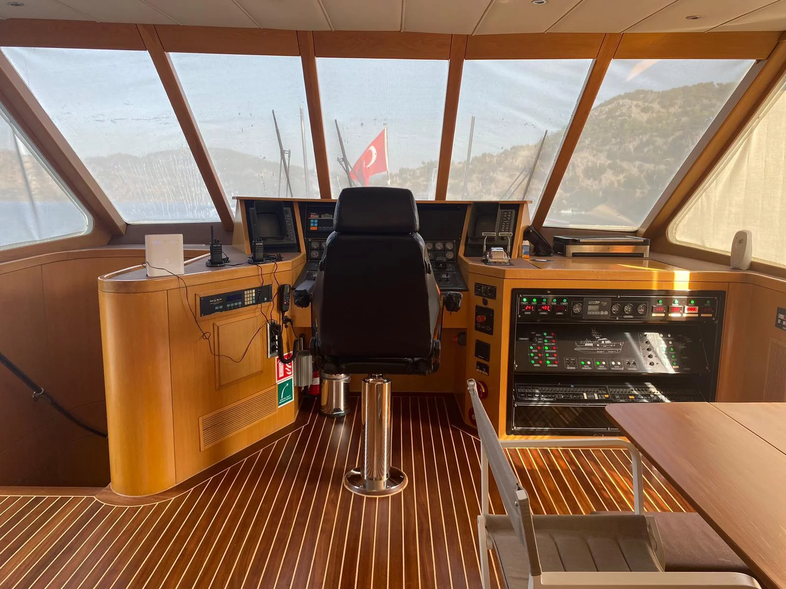 Trawler 77 (Troy Explorer)  - 10