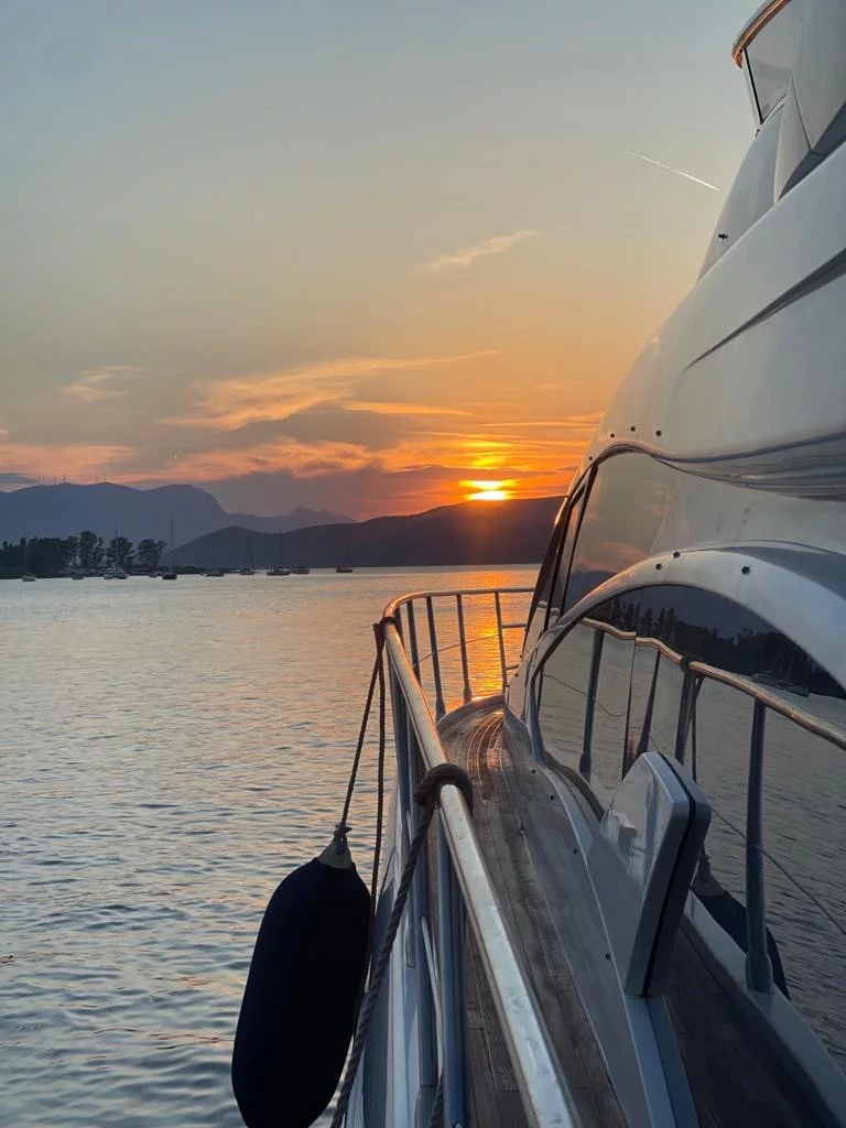 Azimut 64 (Not Dead Yet)  - 9