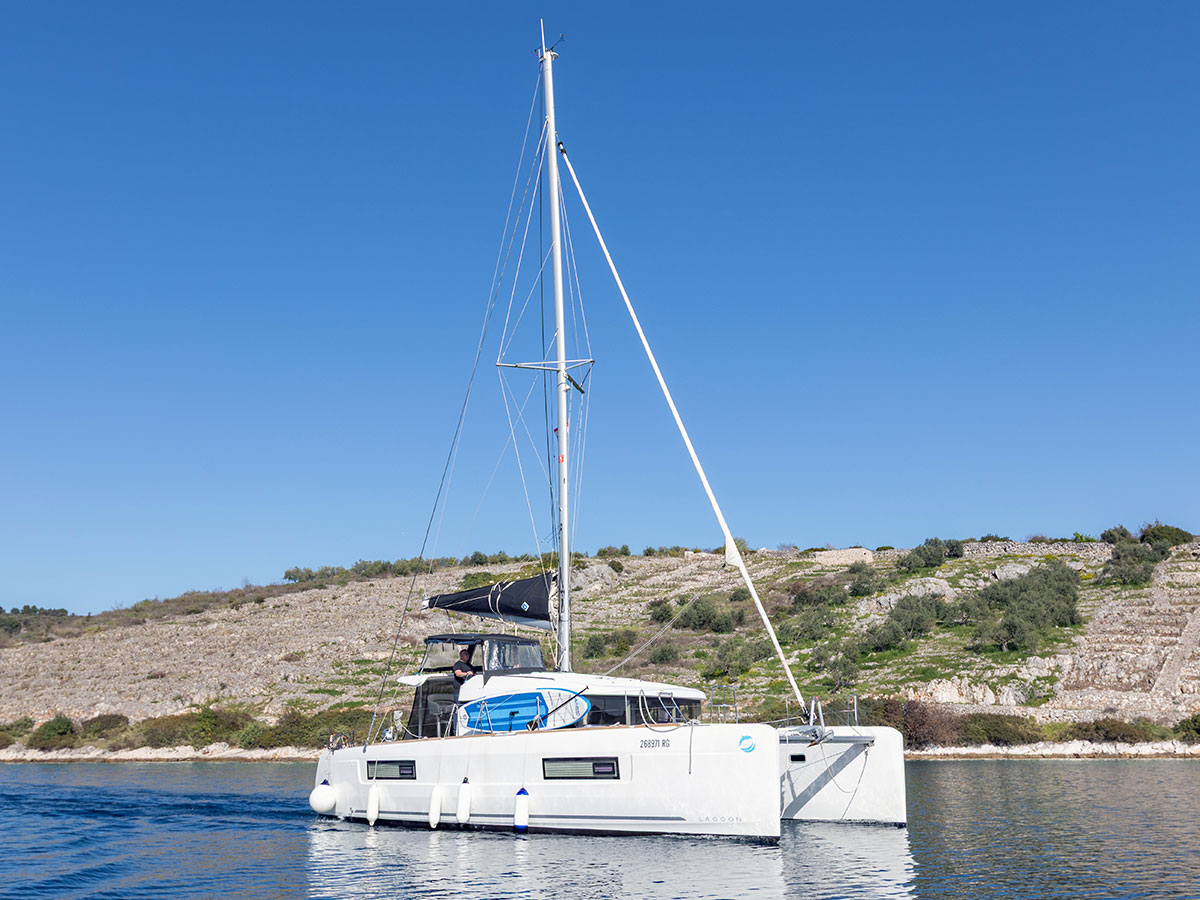 Lagoon 40 — photo 1