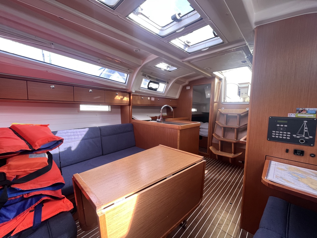 Bavaria Cruiser 37 — photo 11