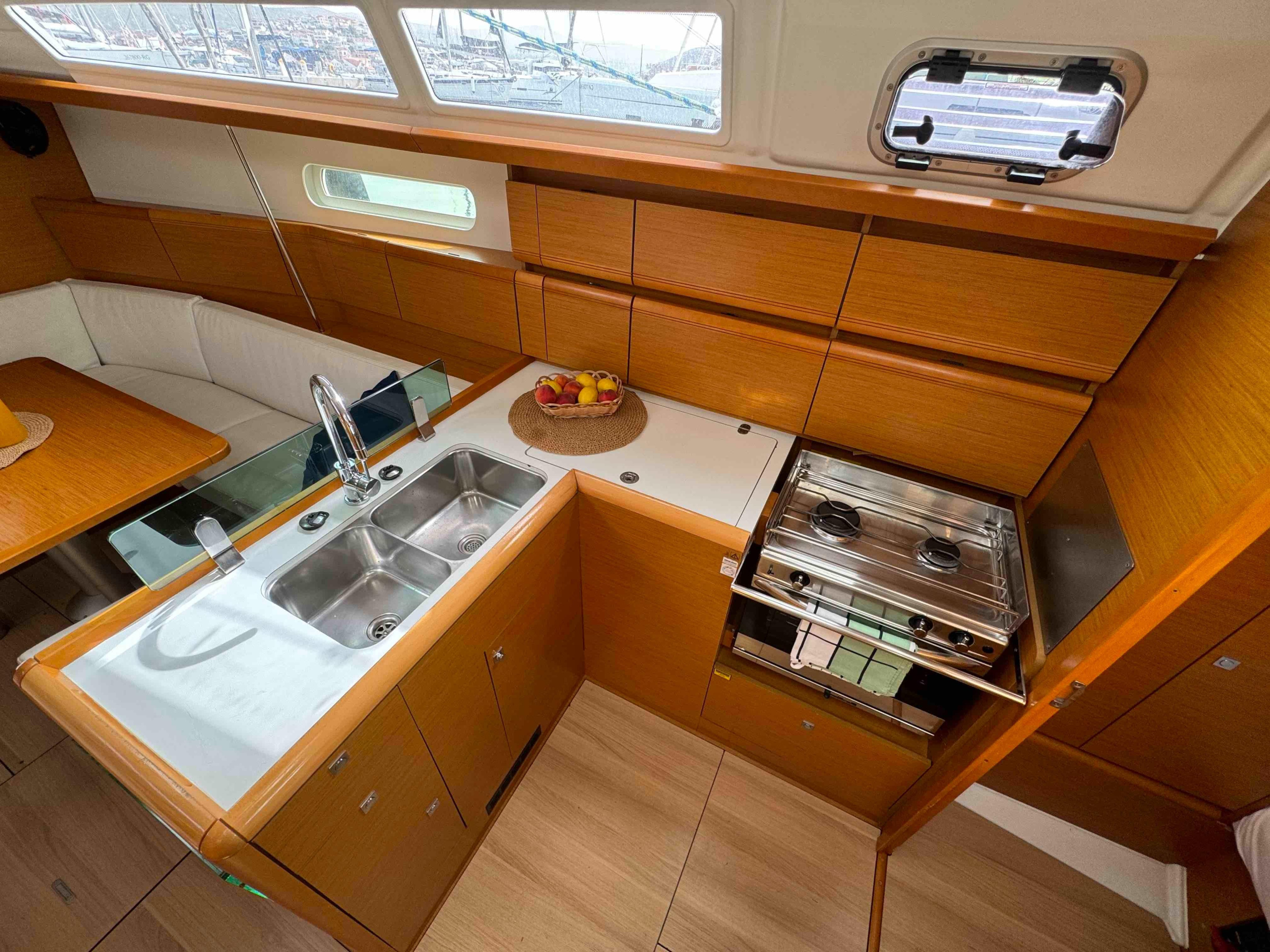 Sun Odyssey 389 - 3 cabins — photo 9