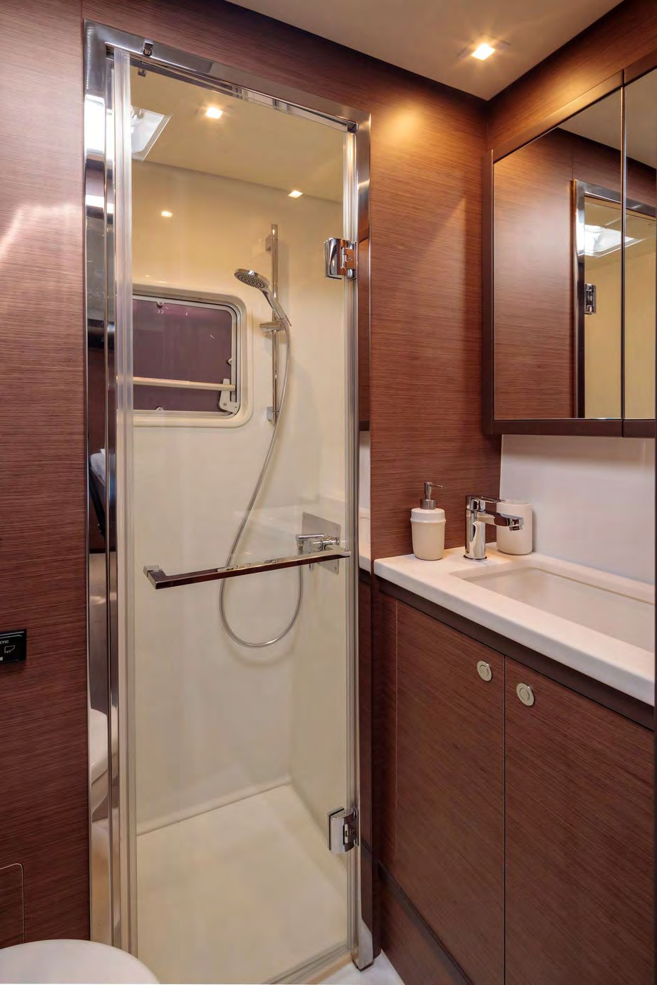 Photo #4 - Lagoon 52F (MADININA) in Lavrion - 64212