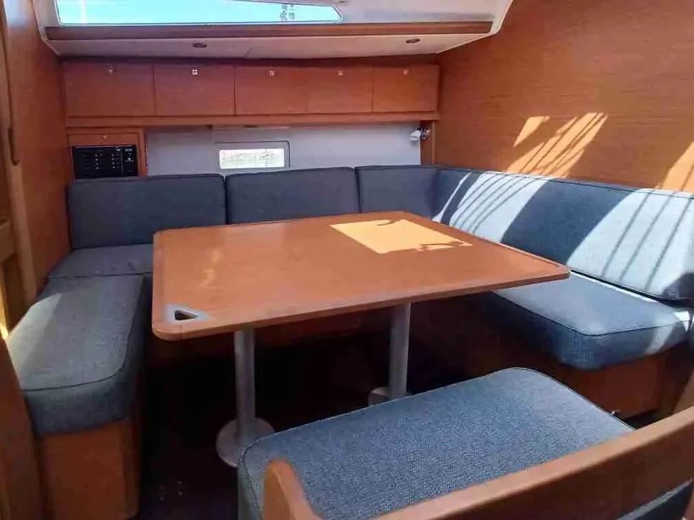 Dufour 430 (Sanluis Blues) Interior image - 1