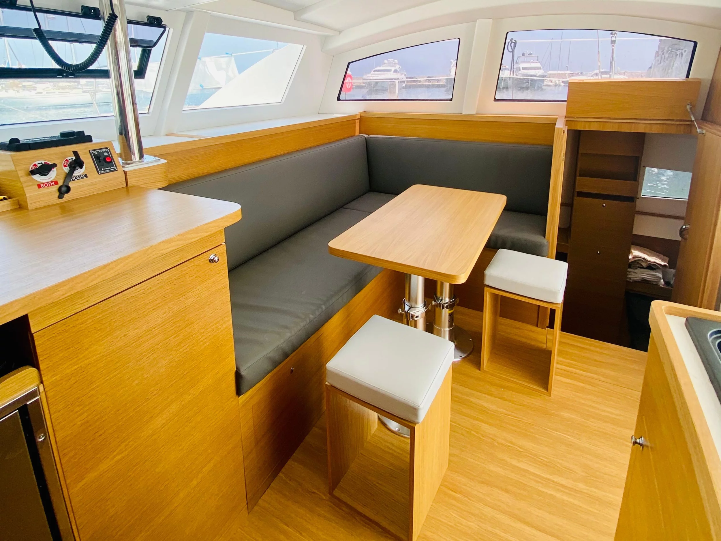 C-CAT 37 (Altair) Interior image - 4