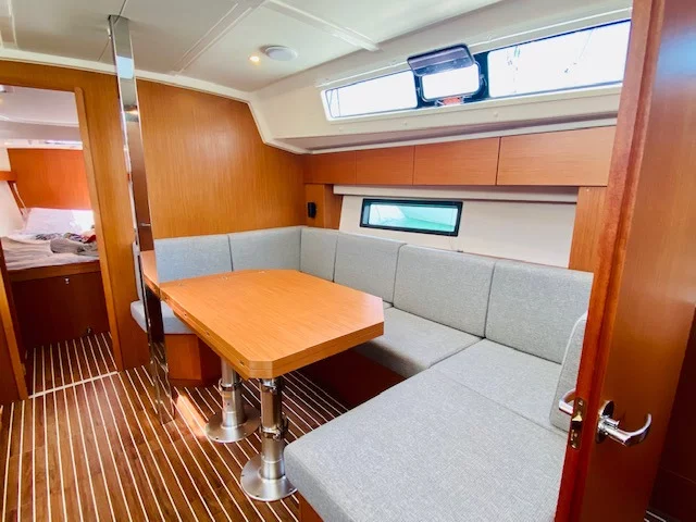 Bavaria C42 (Sakura J) Interior image - 4