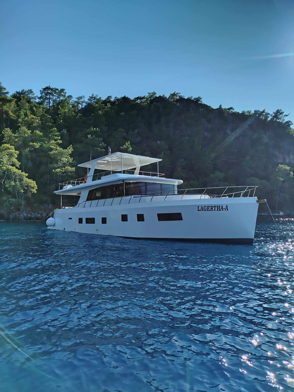 Motor Yacht — photo 22