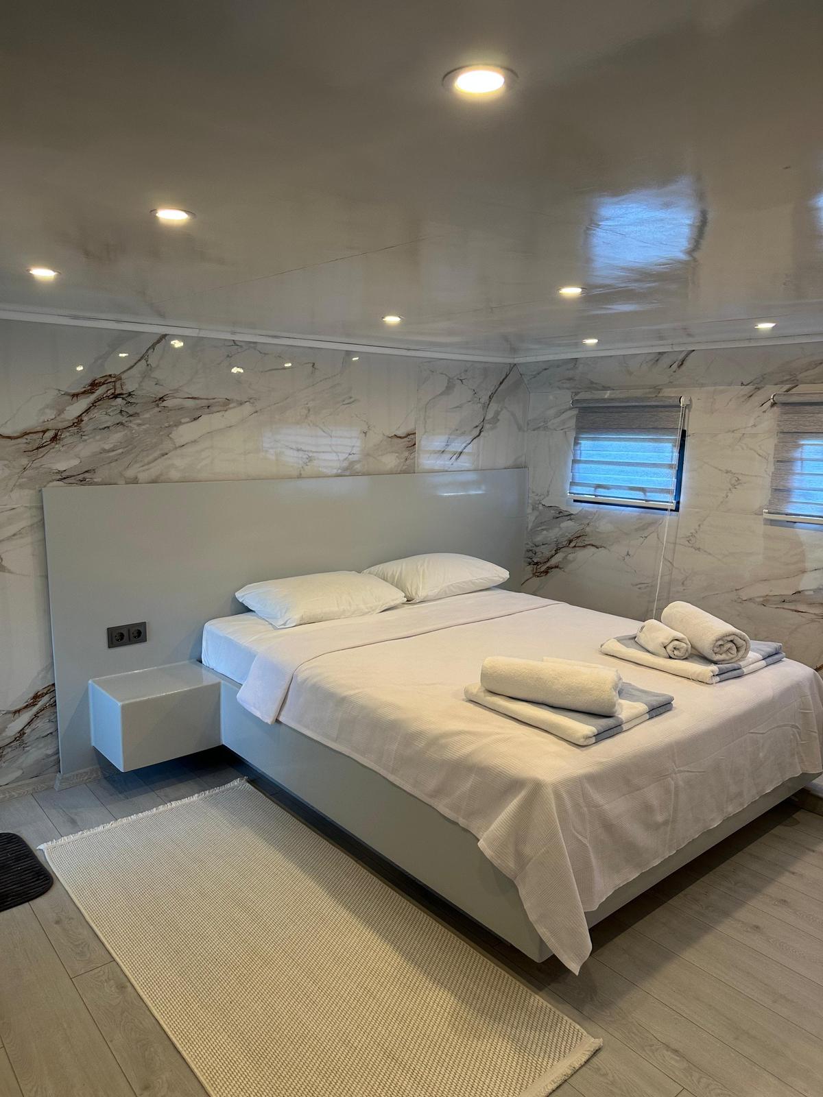 Motor Yacht — photo 19