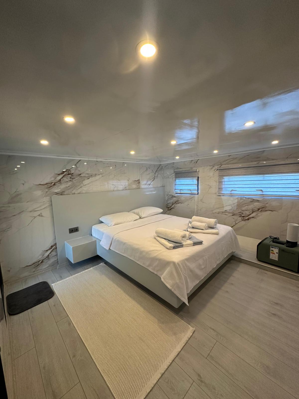 Motor Yacht — photo 8
