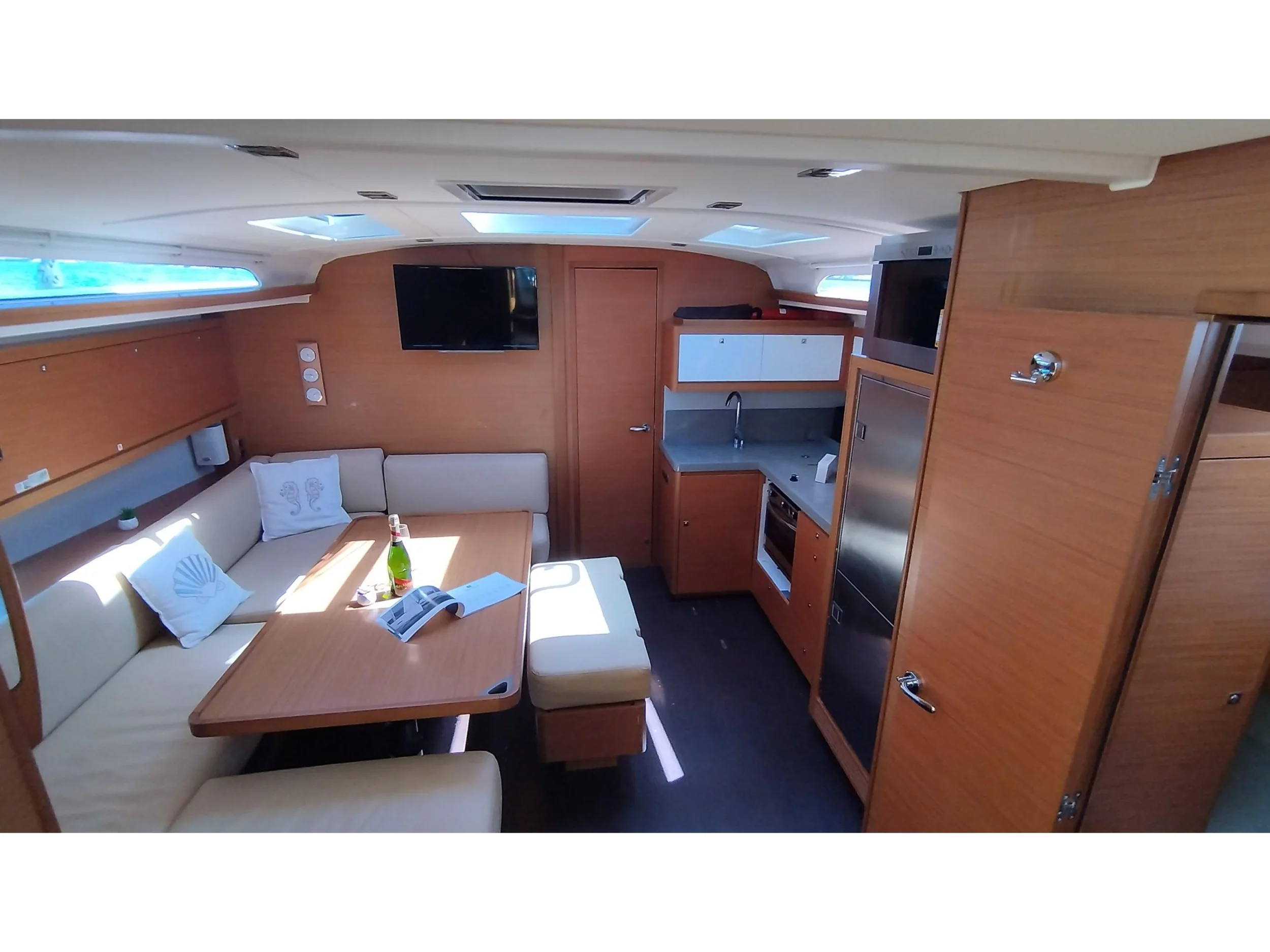 Dufour 470 (Weasley) Interior image - 9