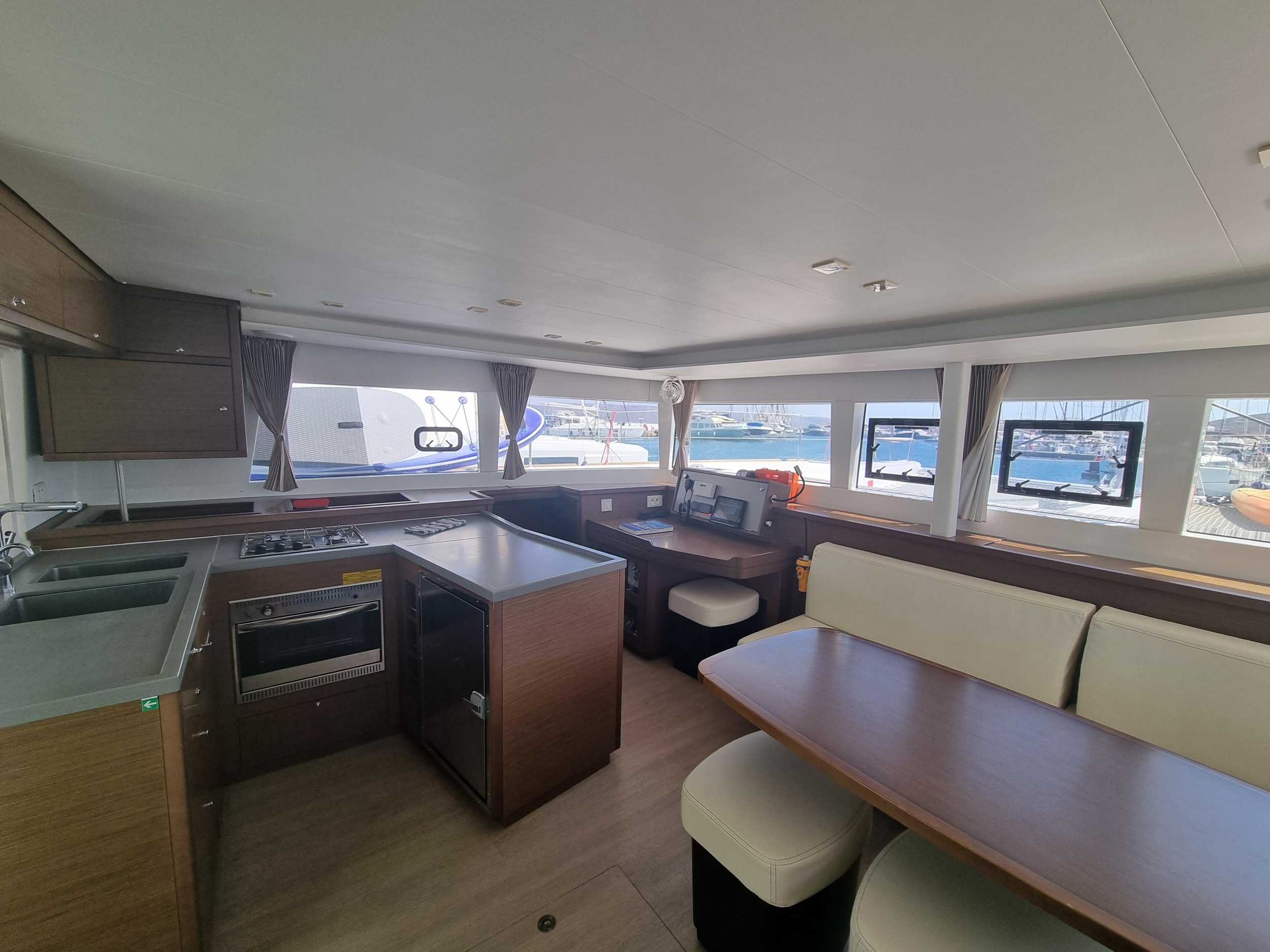 Lagoon 450F — photo 12