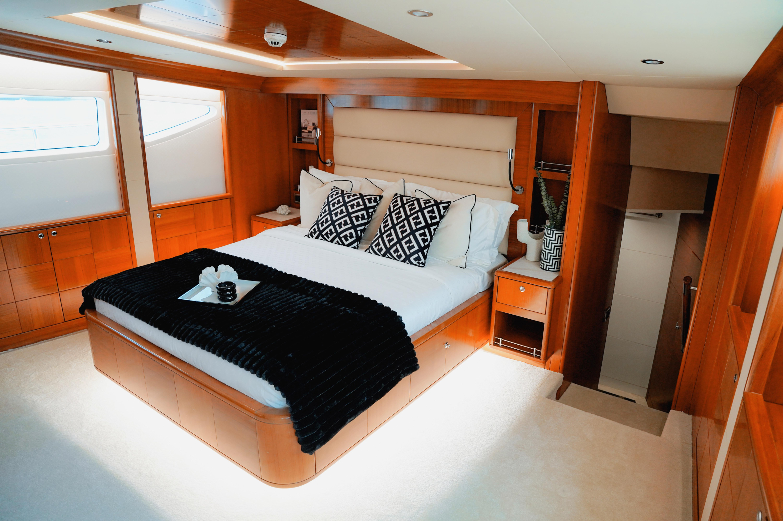 Luxury Motor Yacht X35 — photo 12
