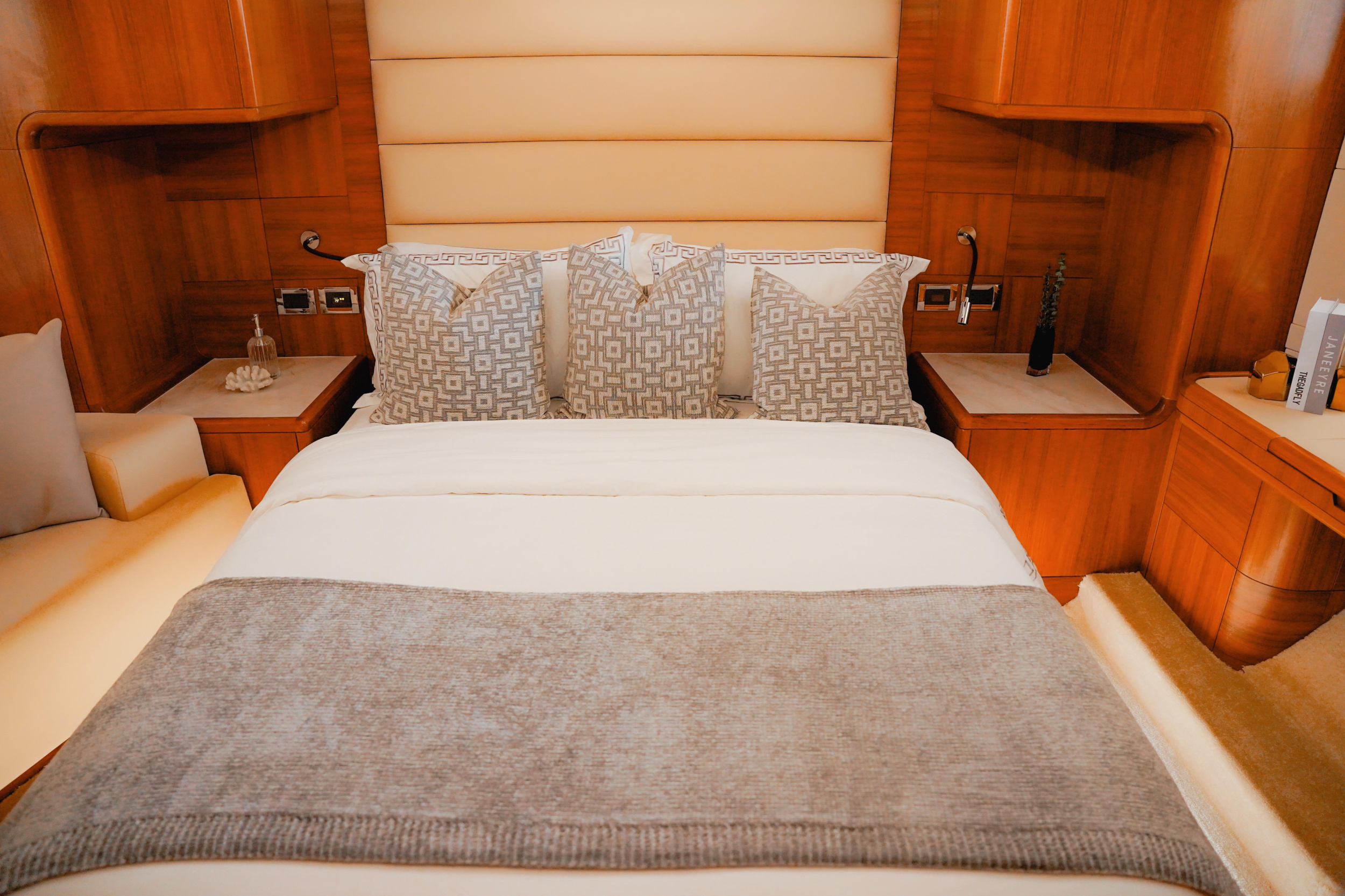 Luxury Motor Yacht X35 — photo 10