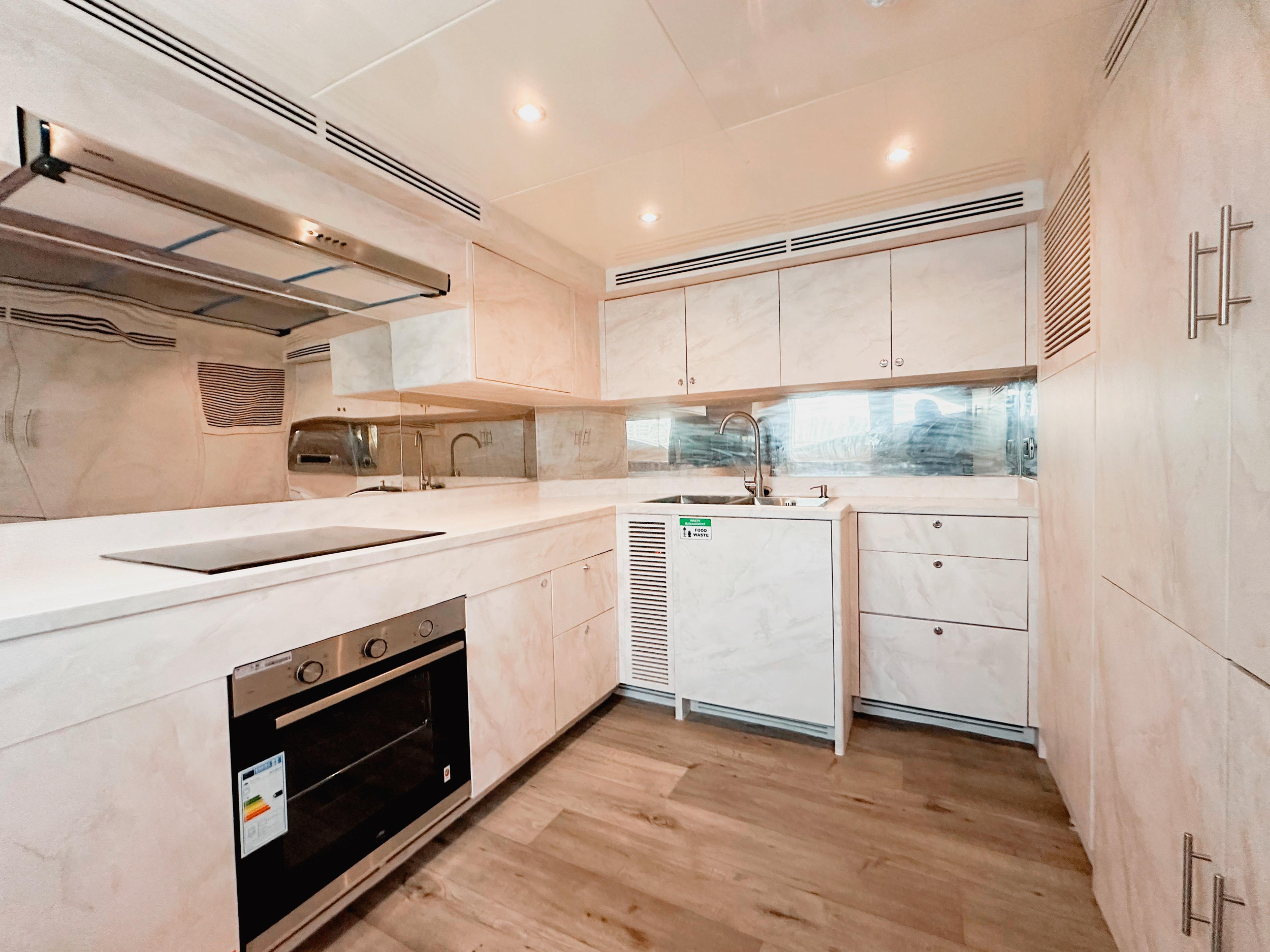 Luxury Motor Yacht X35 — photo 3