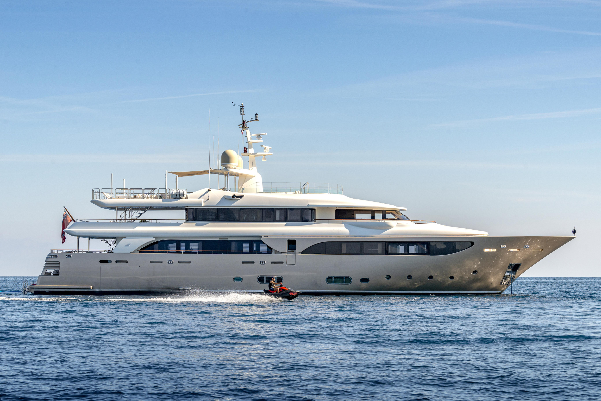 Luxury Motor Yacht B — photo 26