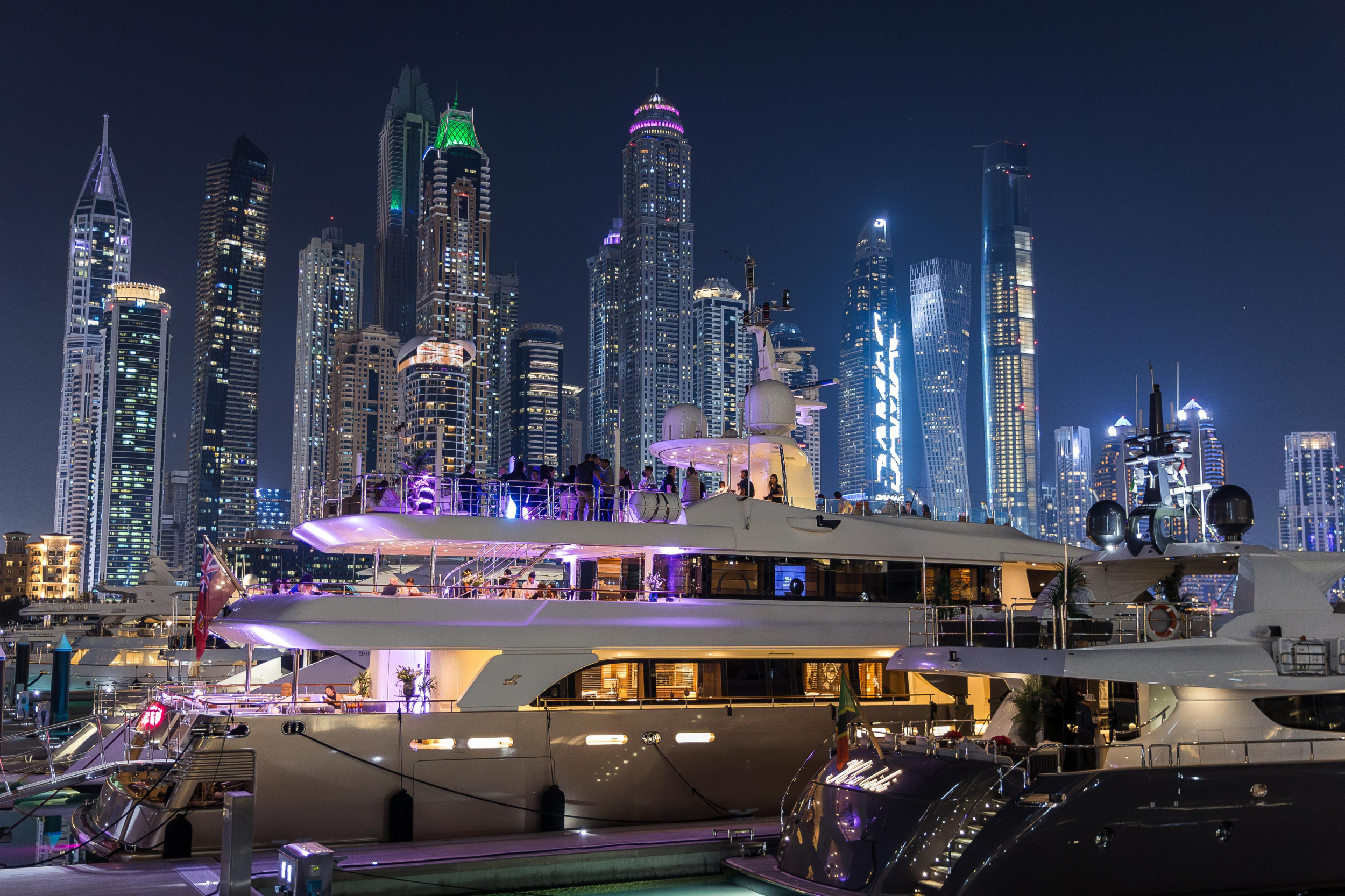 Luxury Motor Yacht B — photo 18