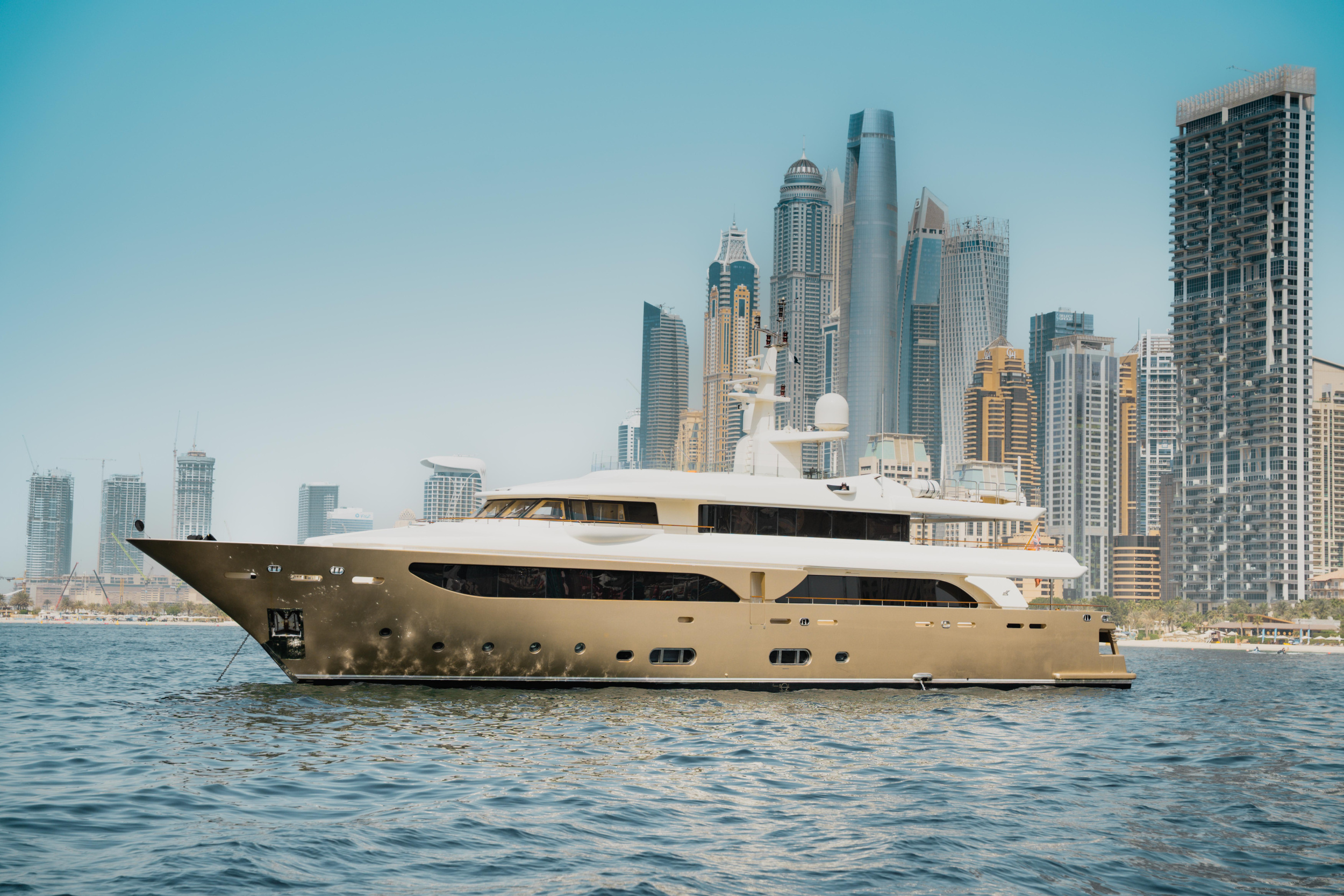 Luxury Motor Yacht B — photo 6