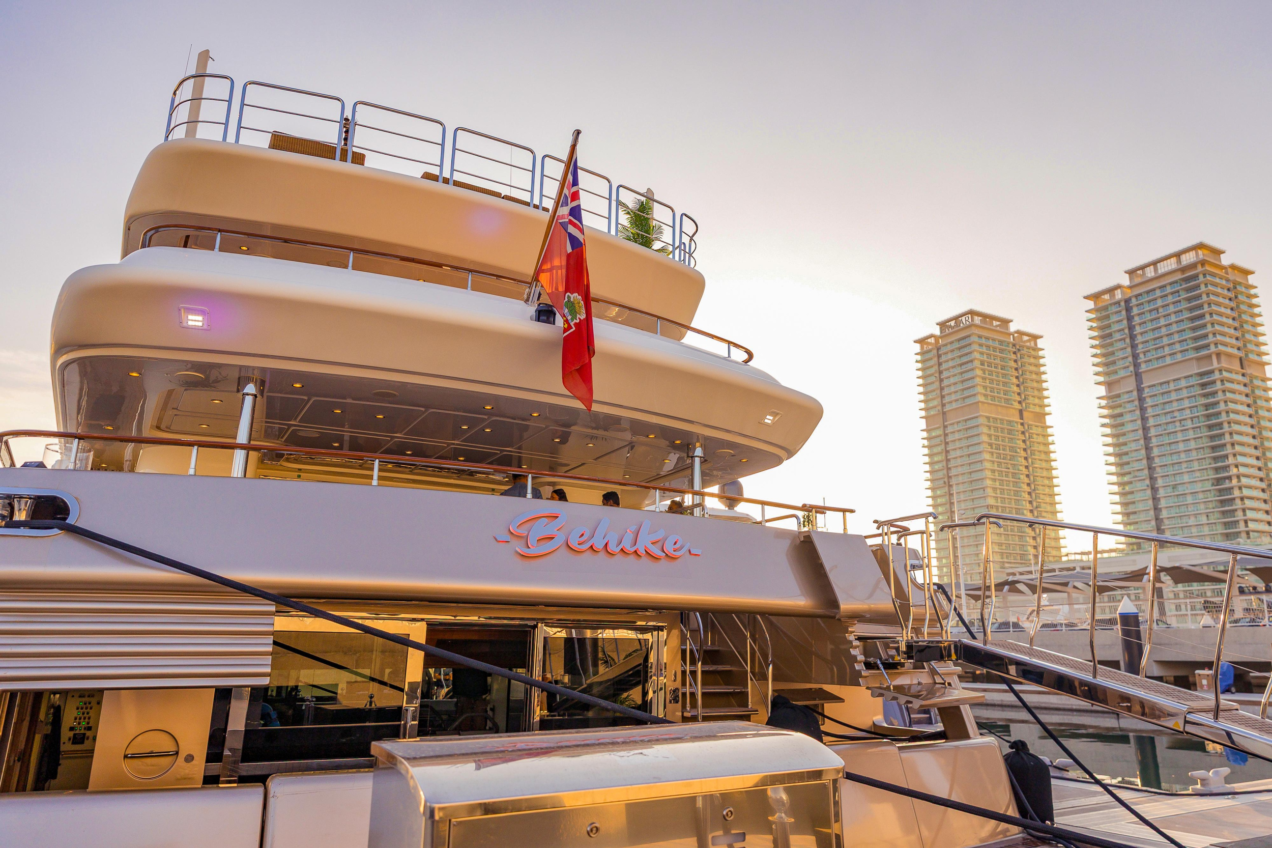 Luxury Motor Yacht B — photo 2