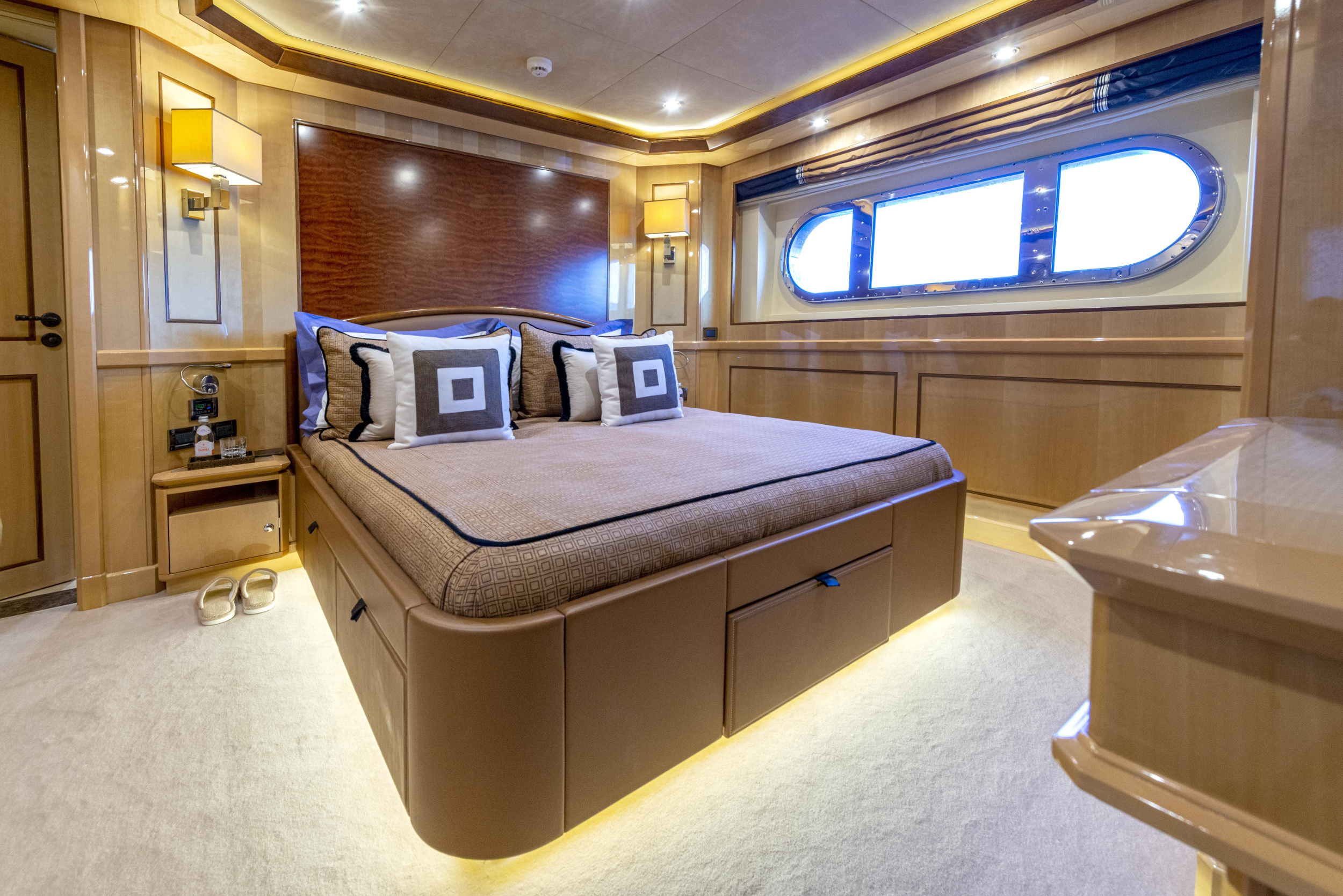 Luxury Motor Yacht B — photo 9
