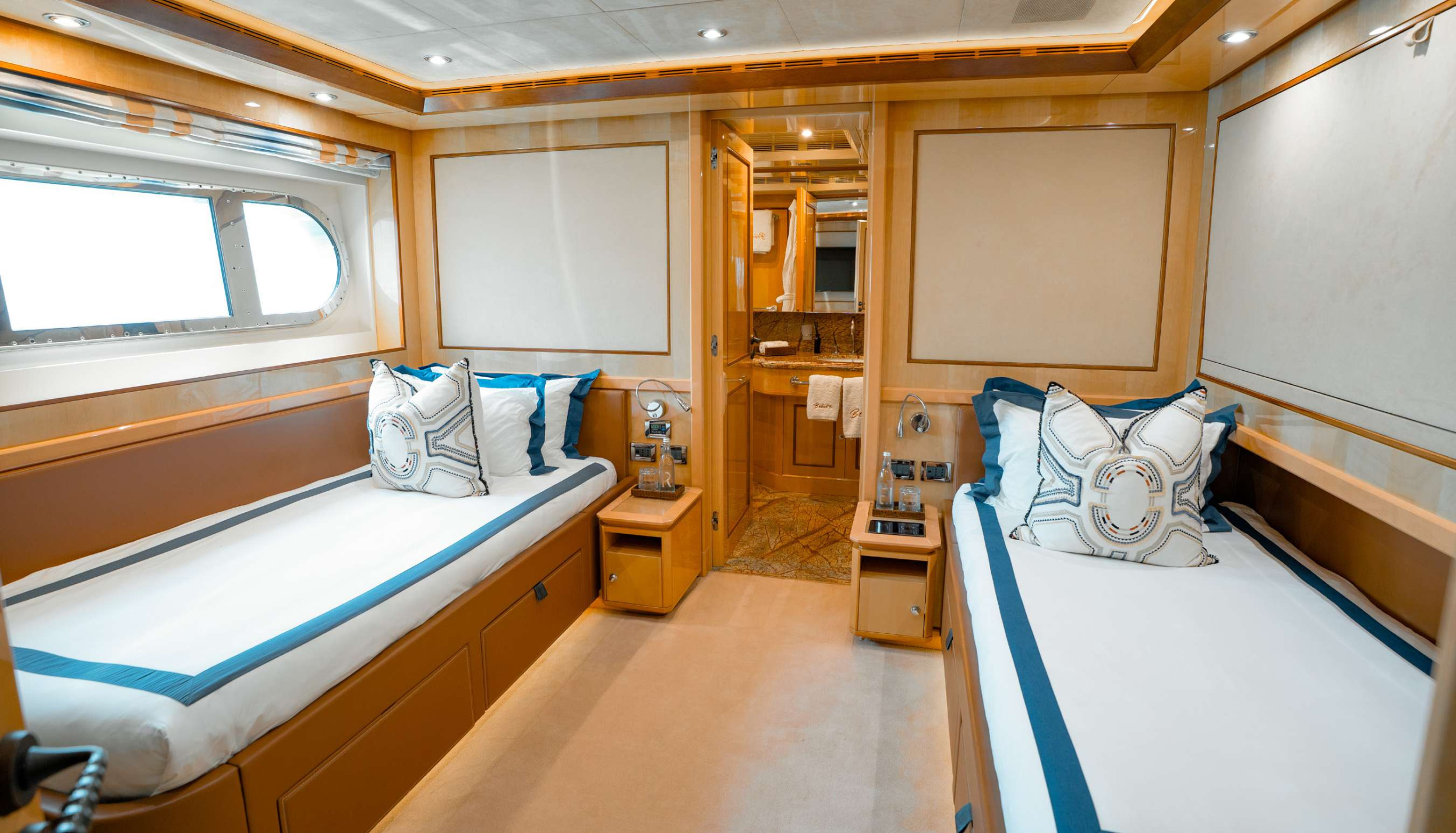 Luxury Motor Yacht B — photo 3