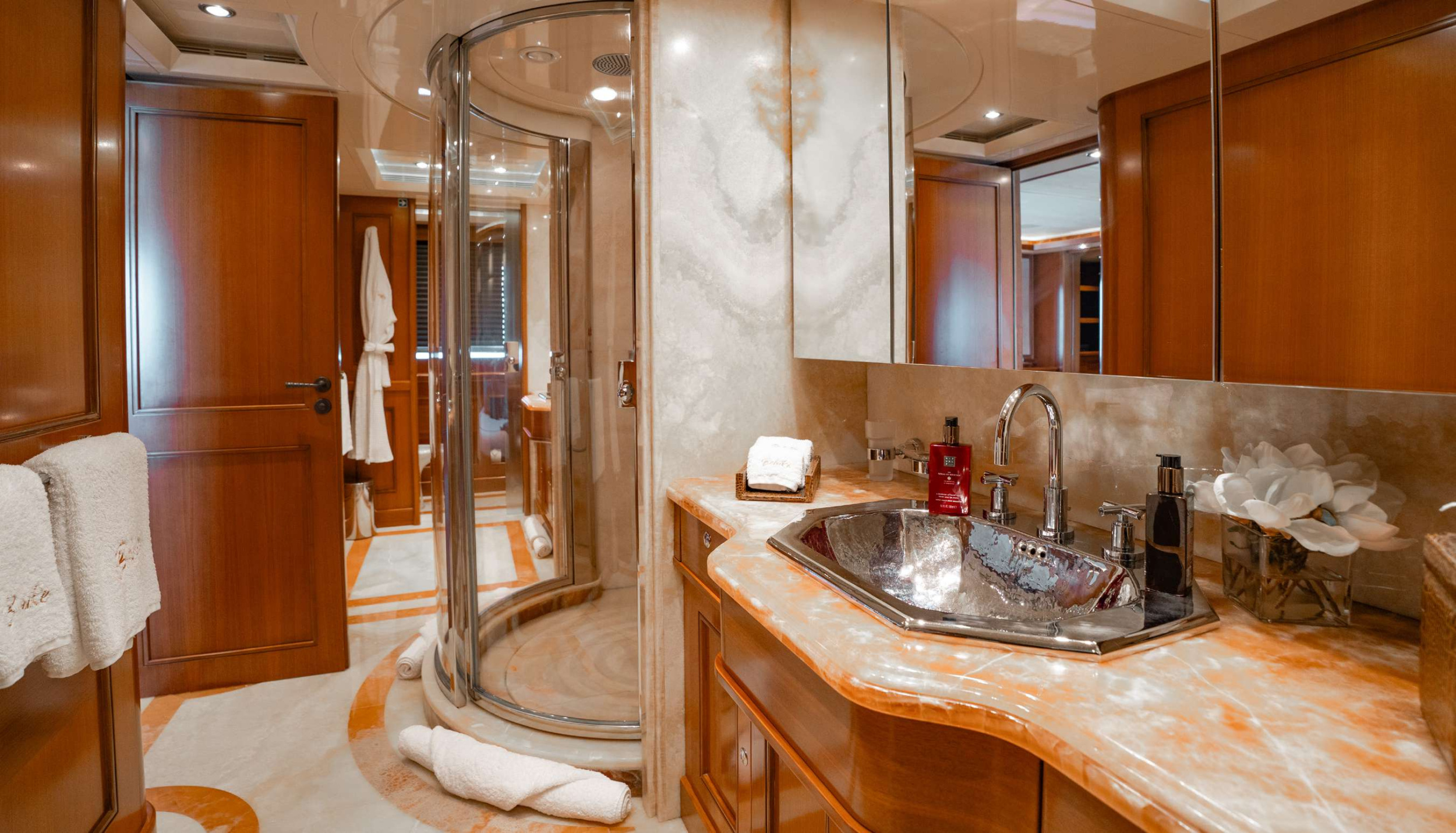 Luxury Motor Yacht B — photo 13