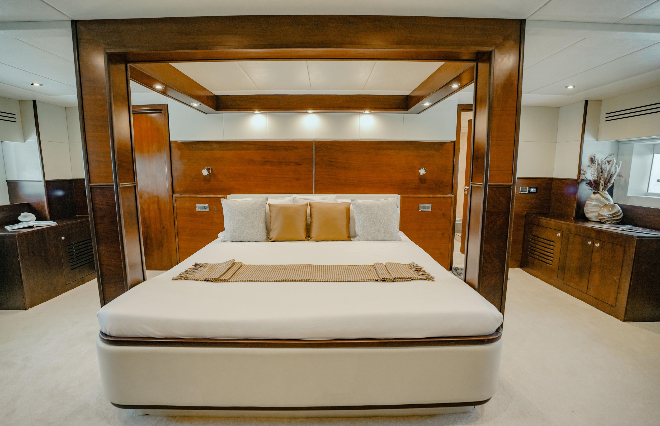 Luxury Motor Yacht S — photo 28