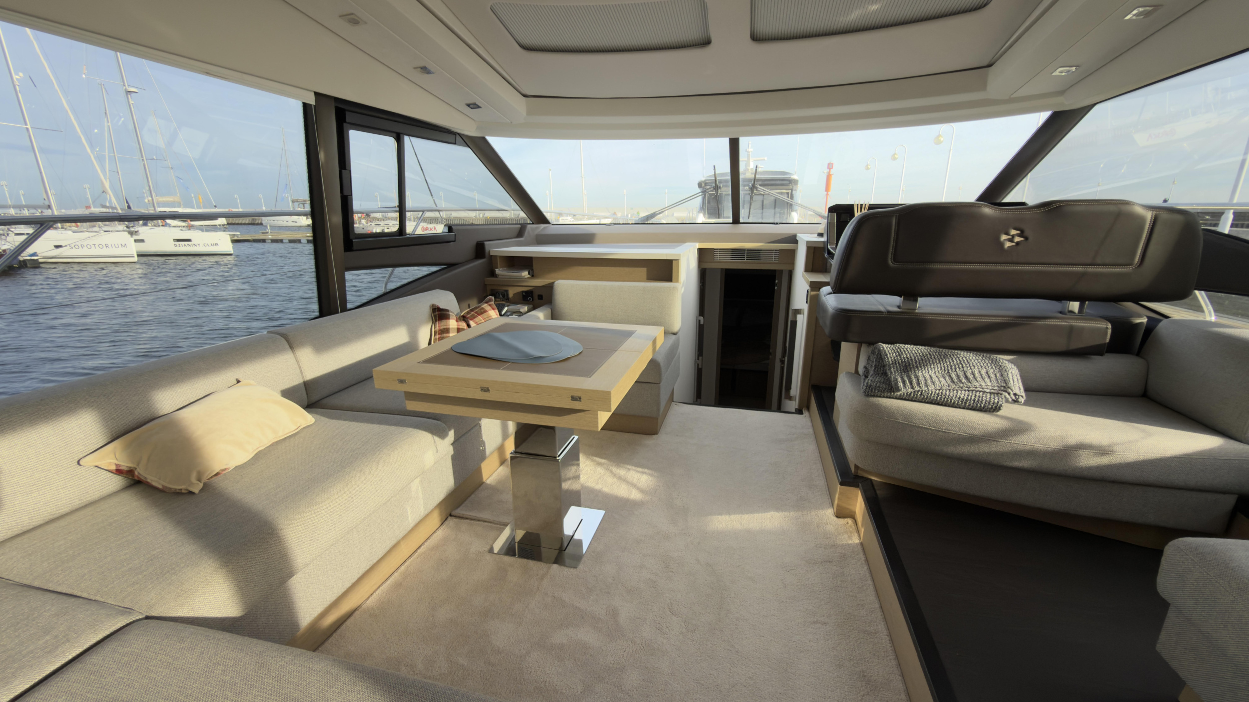 Prestige 590 Fly — photo 4