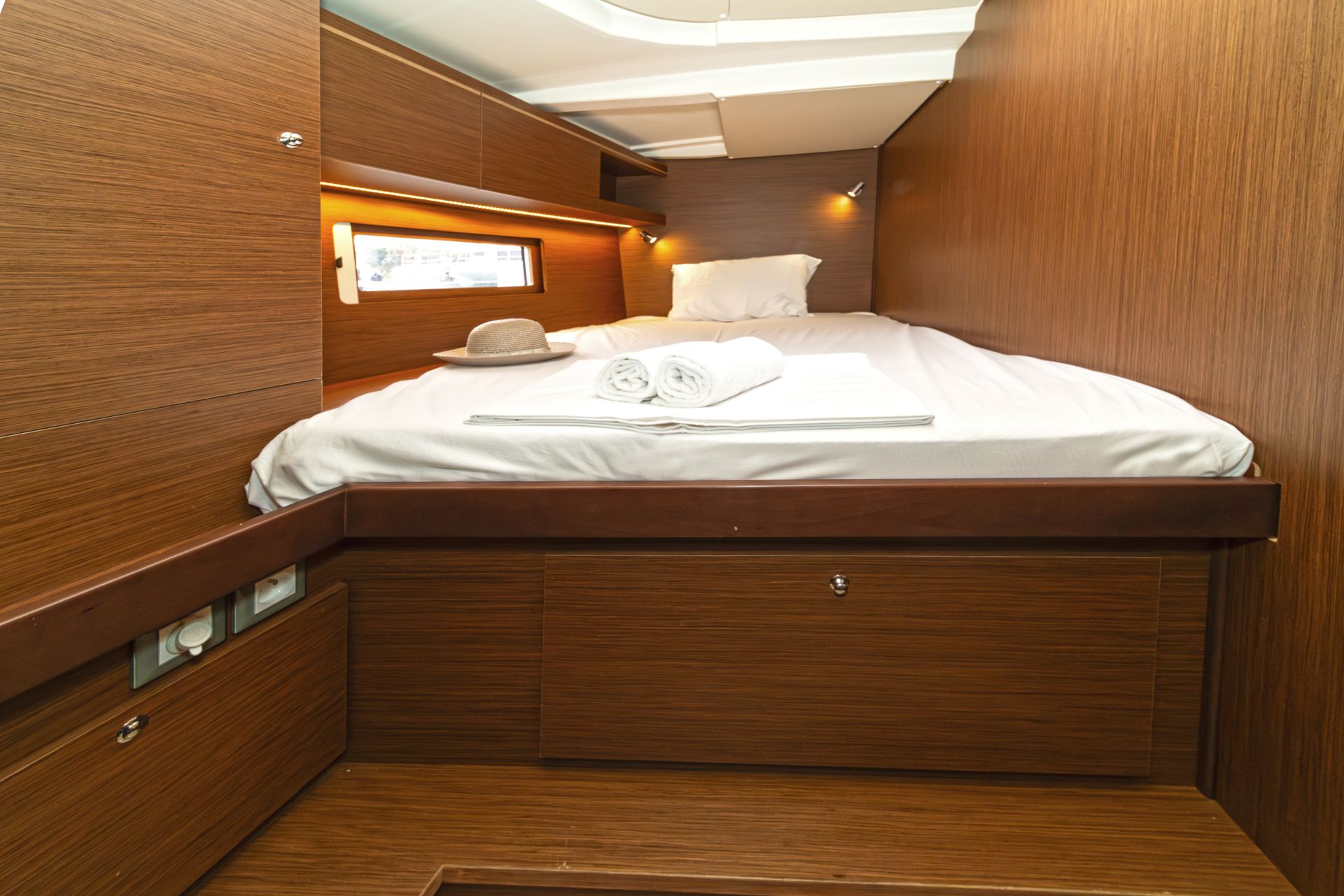 Oceanis 51.1 (5+1 cab) & GEN — photo 13