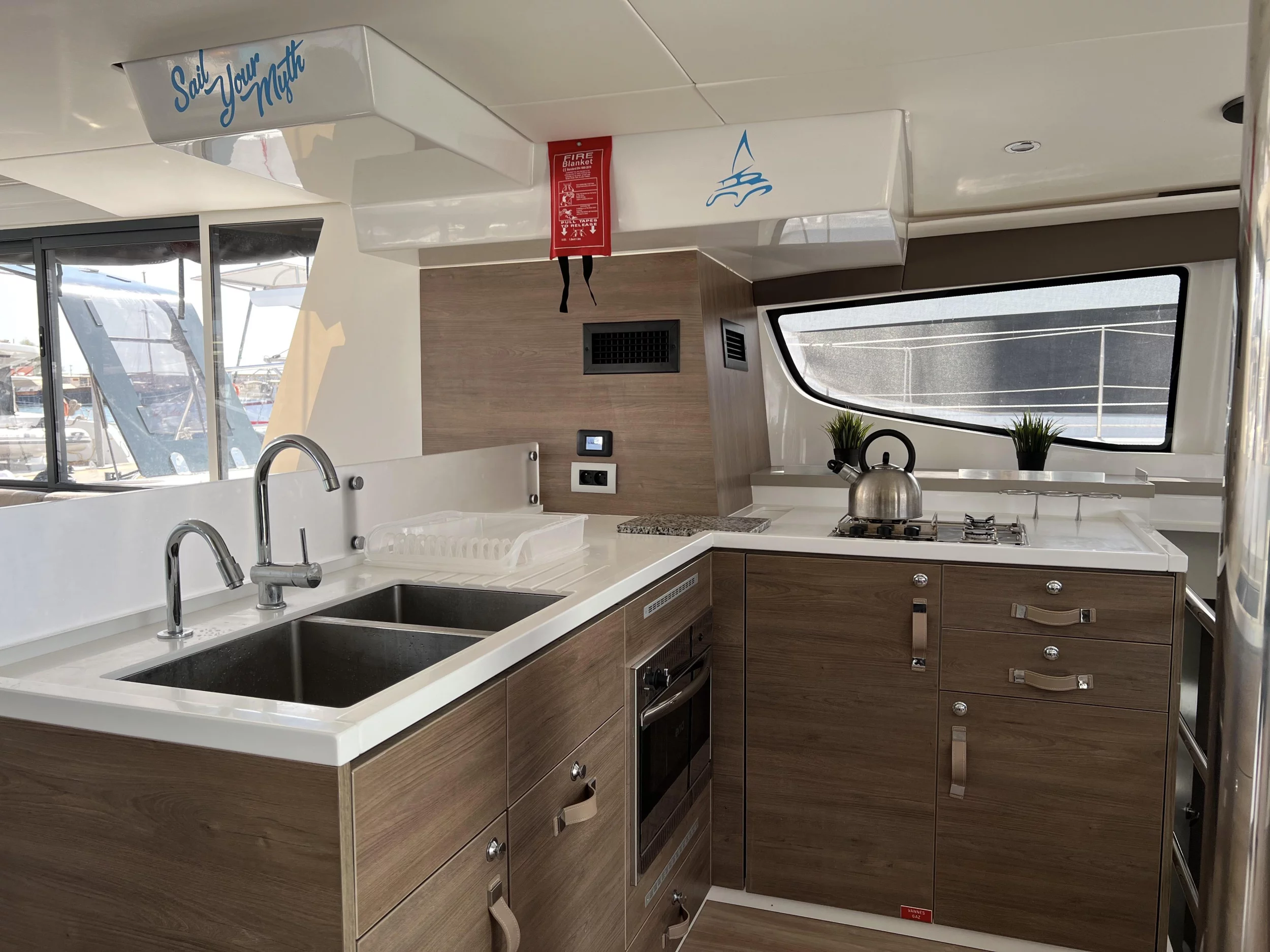 Bali 4.6 (5+2 cab) (Chillout) Interior image - 23