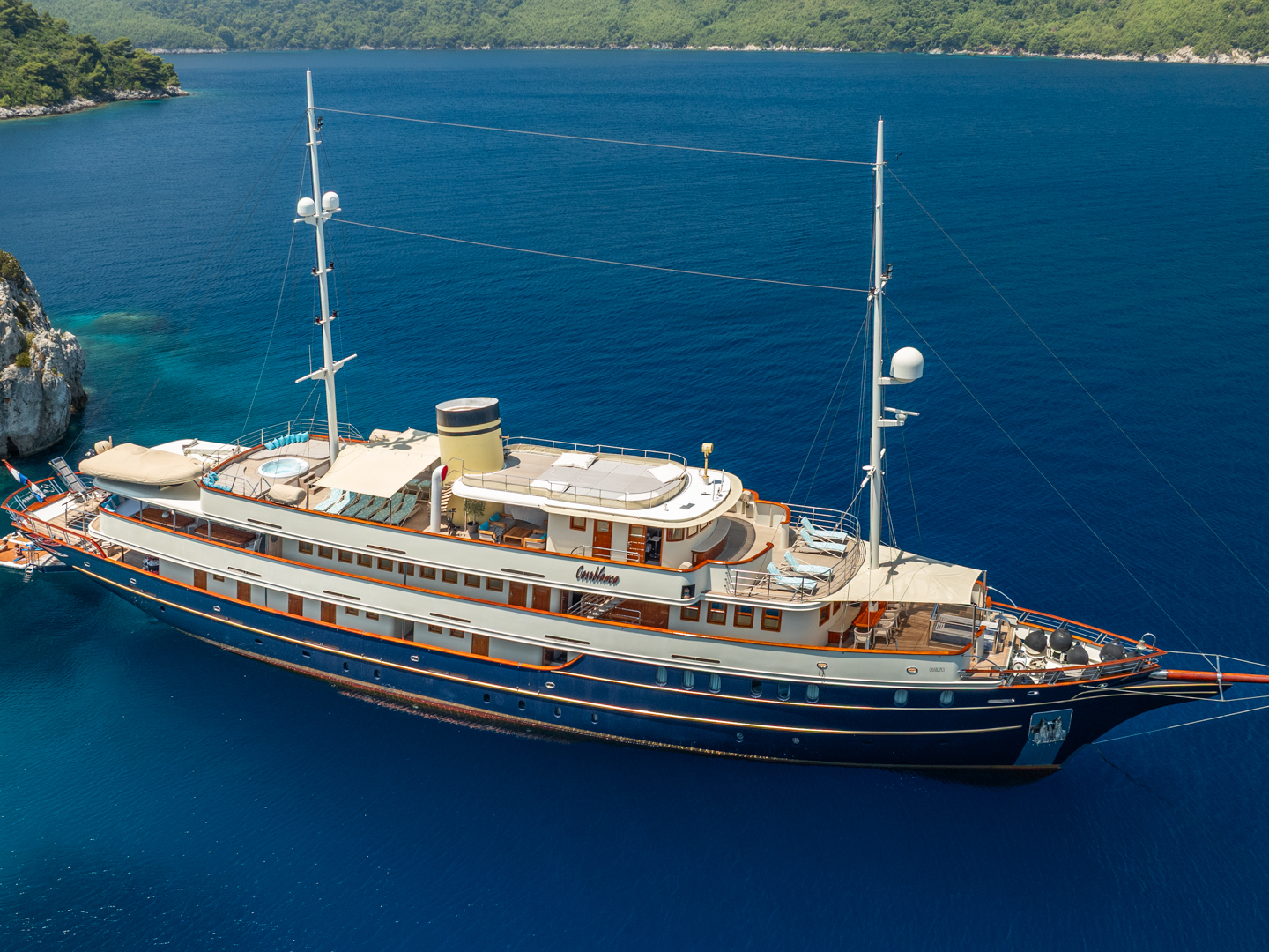 Luxury motoryacht — photo 1