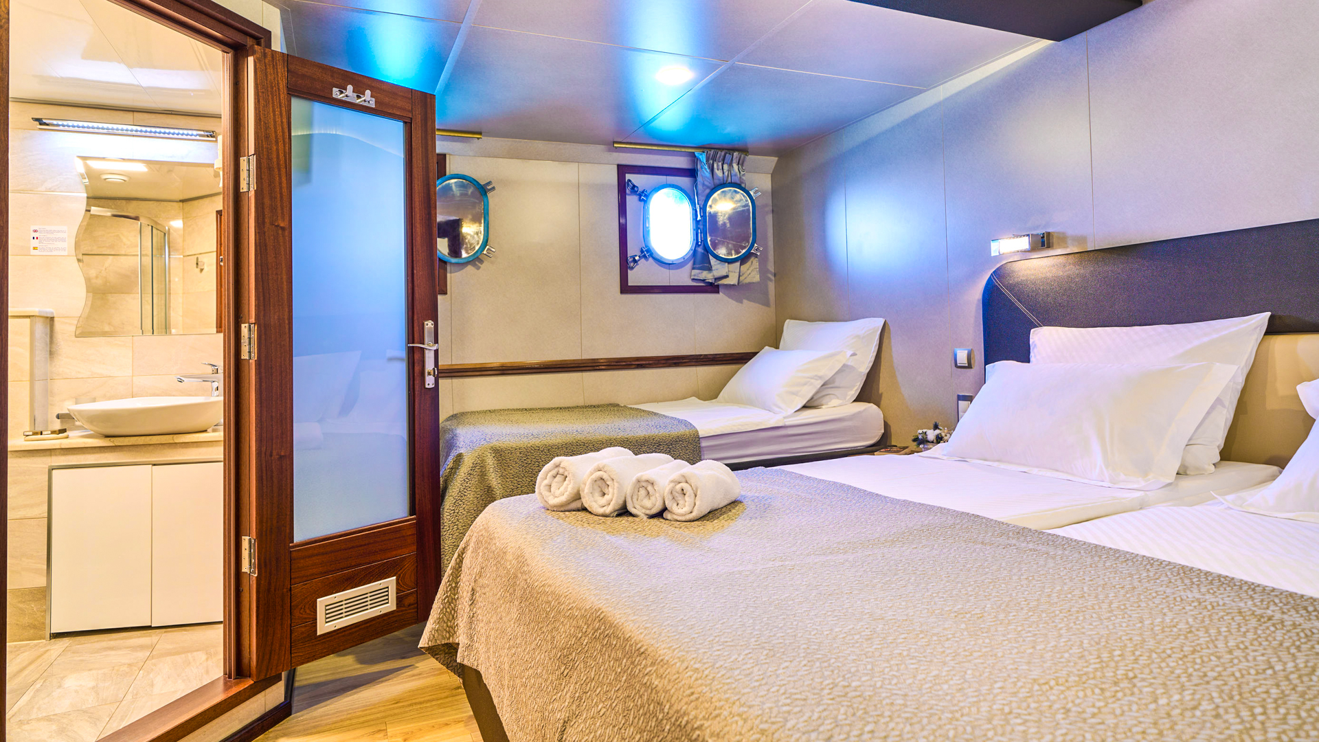 Luxury motoryacht — photo 31