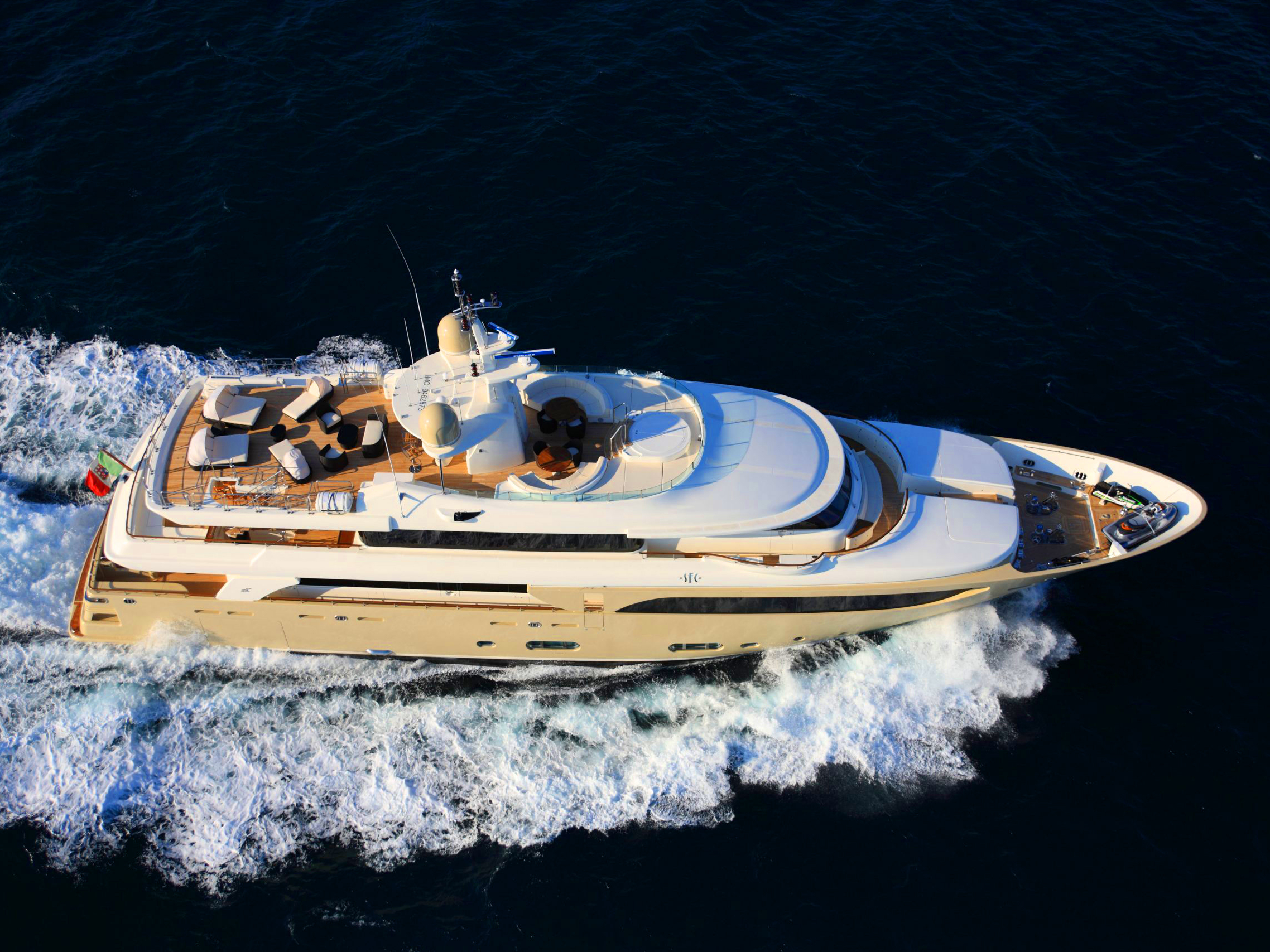 Luxury Motor Yacht B — photo 11