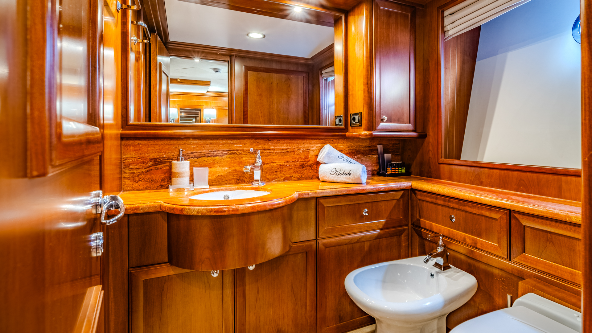 Motoryacht — photo 6