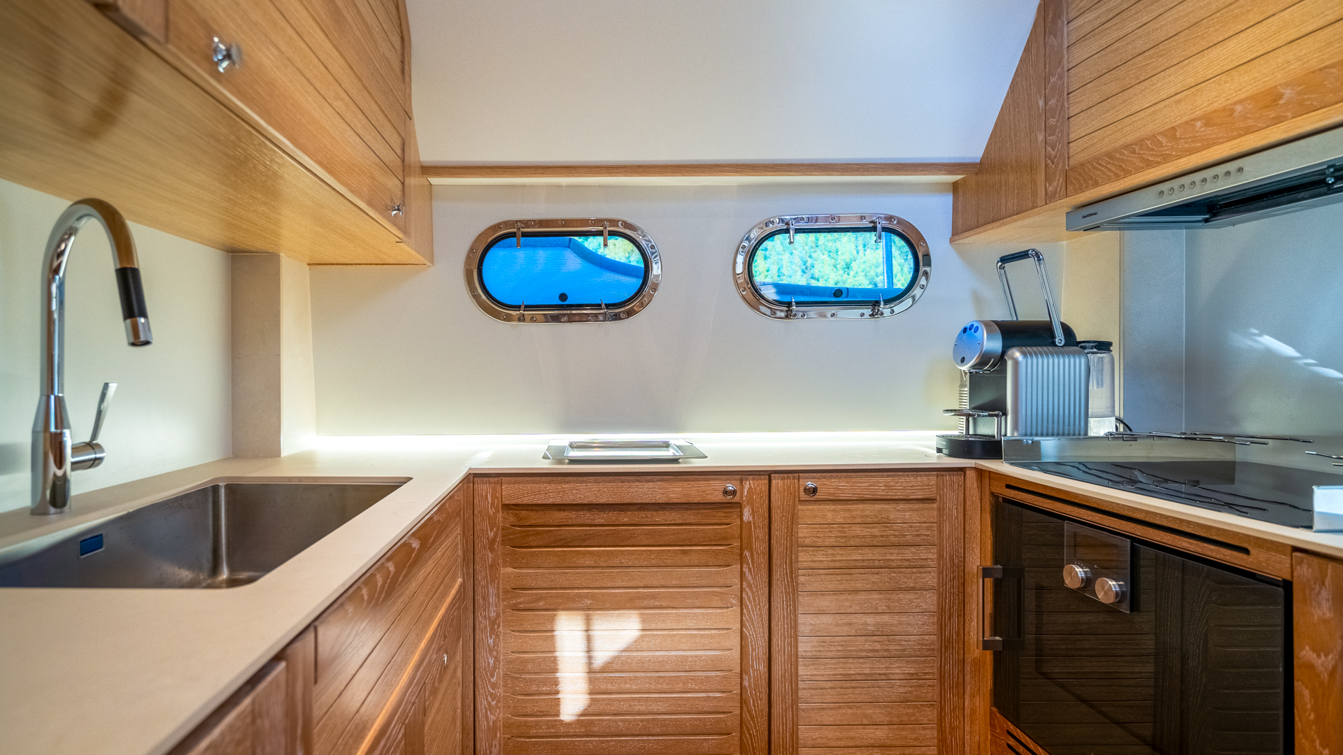 Motoryacht C9 — photo 18