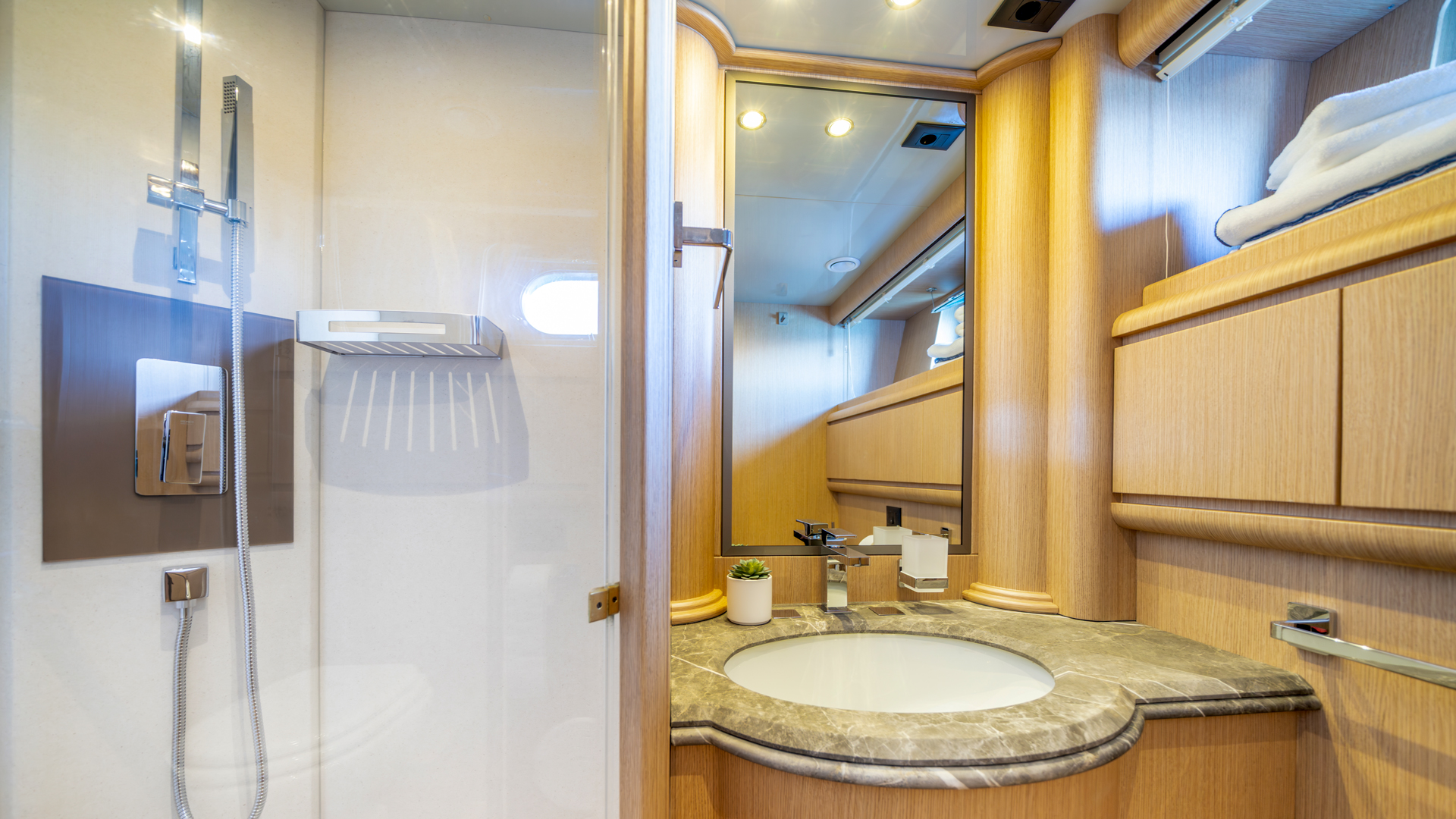 Motoryacht P — photo 17