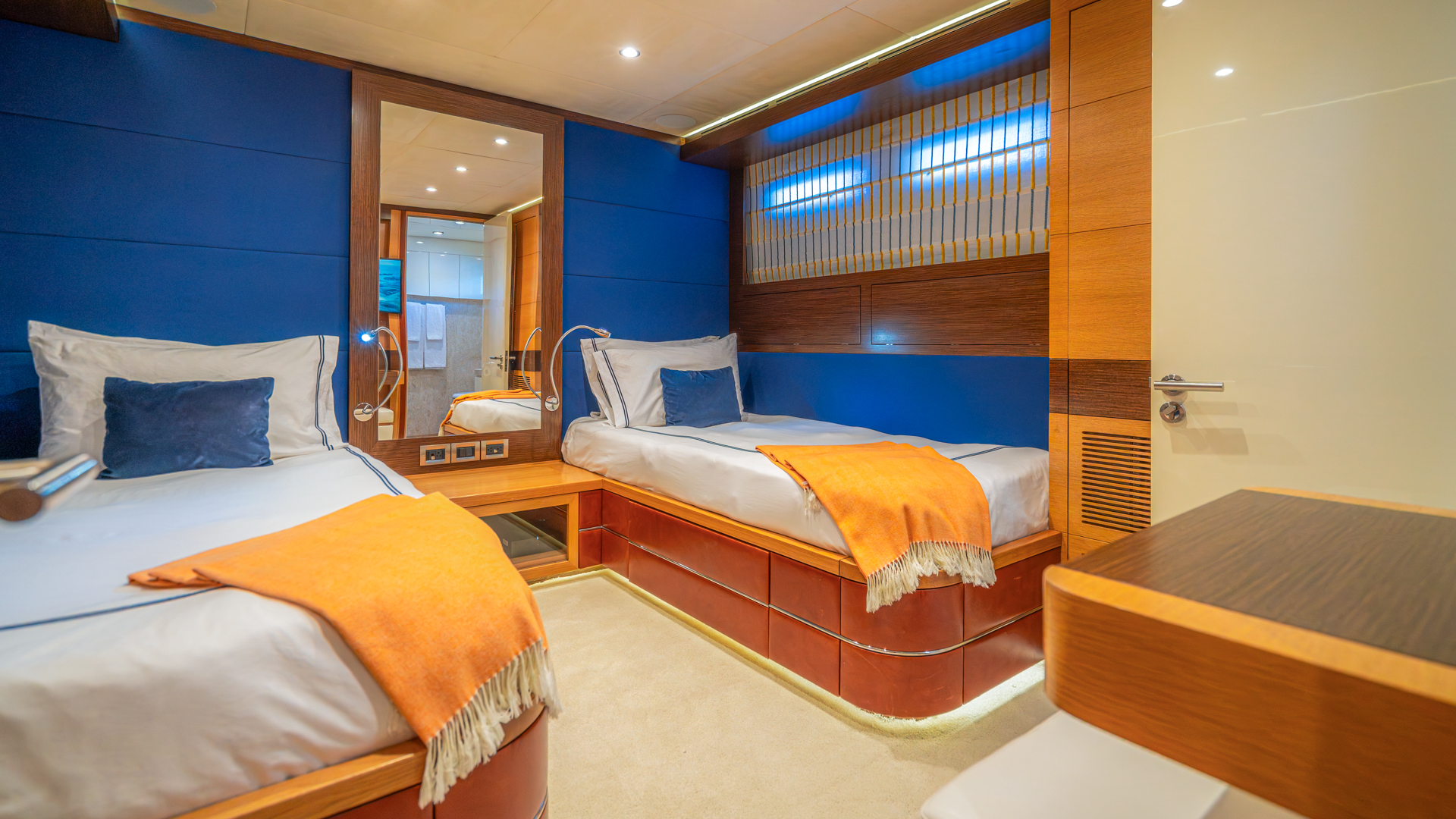 Motoryacht — photo 48
