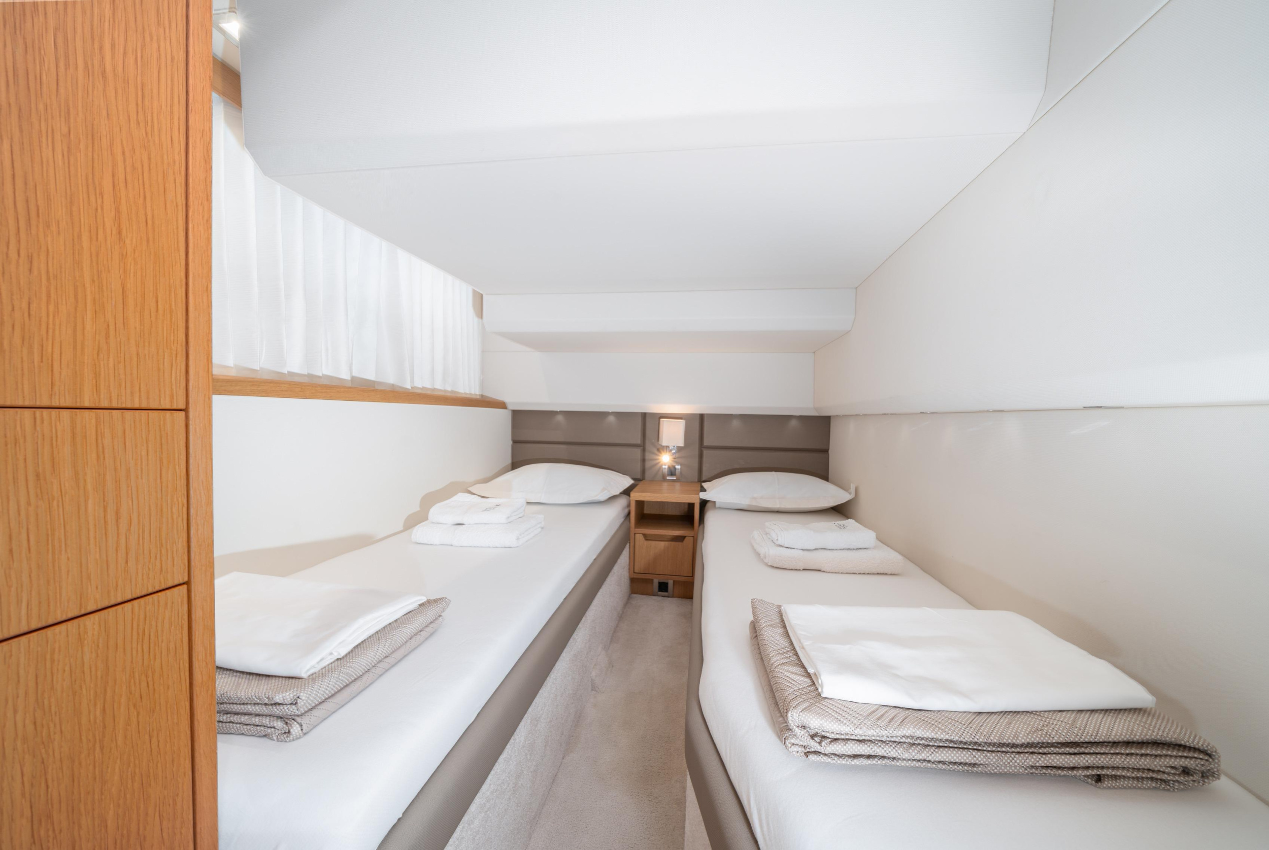 Galeon 430 Skydeck — photo 9
