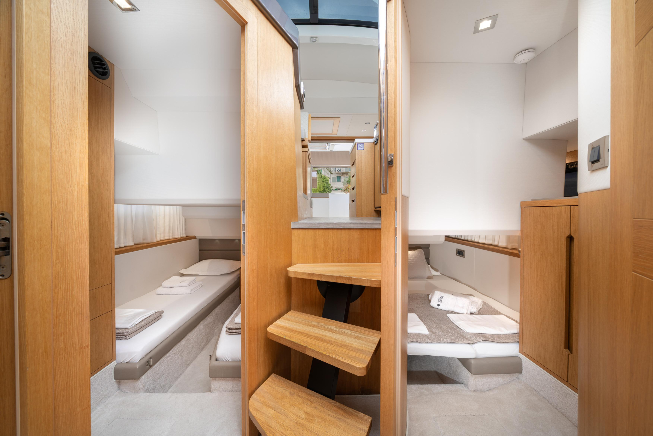 Galeon 430 Skydeck — photo 11