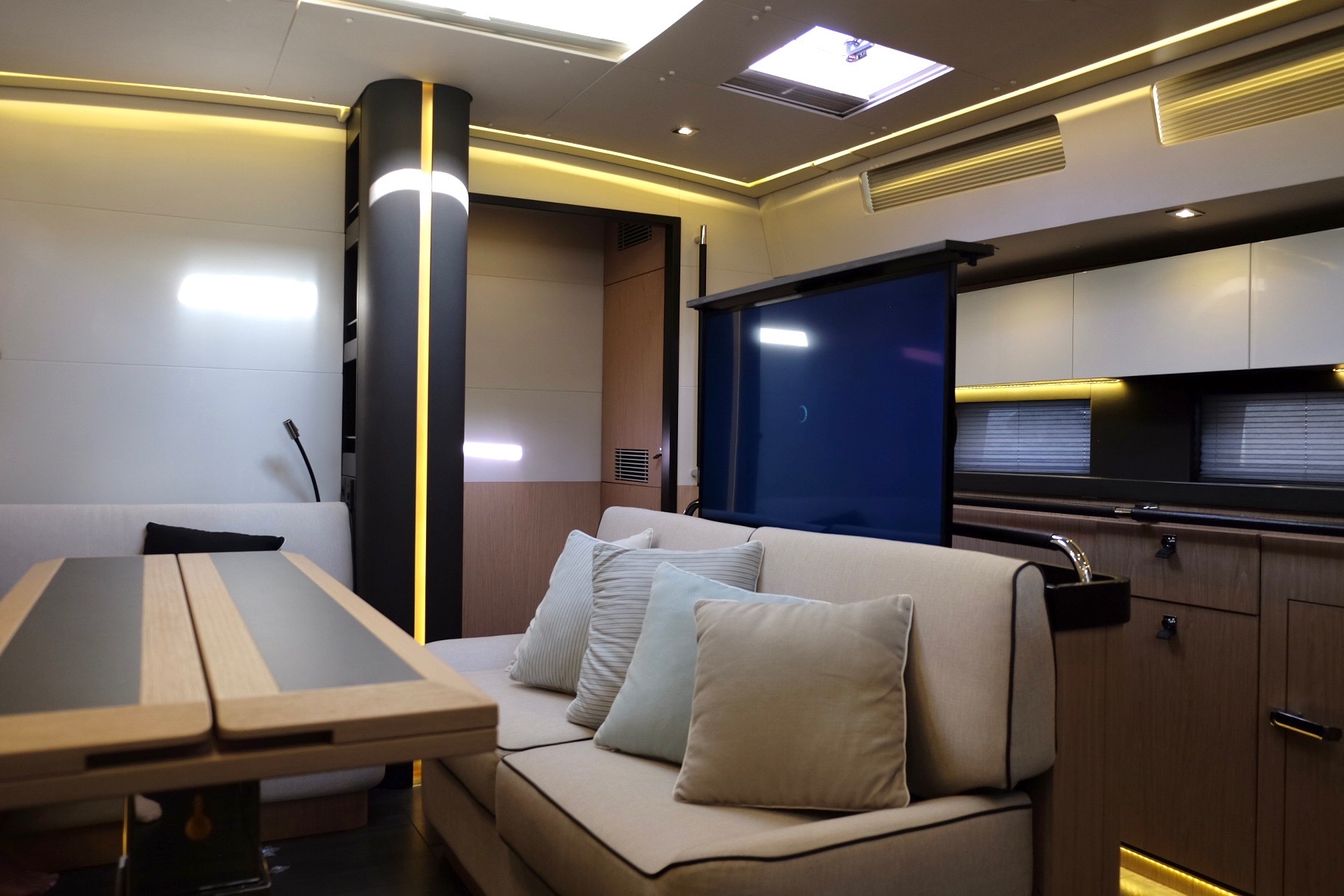 Oceanis Yacht 62 — photo 40