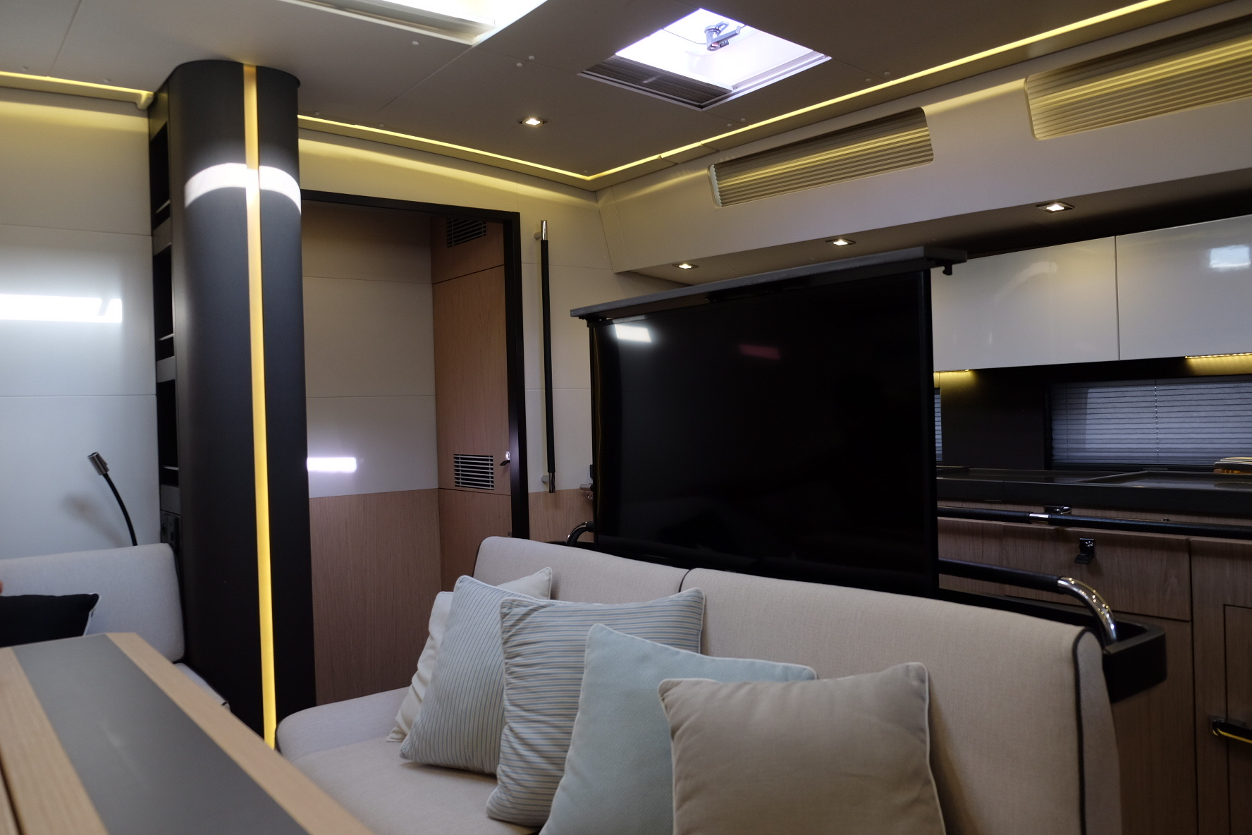 Oceanis Yacht 62 — photo 31